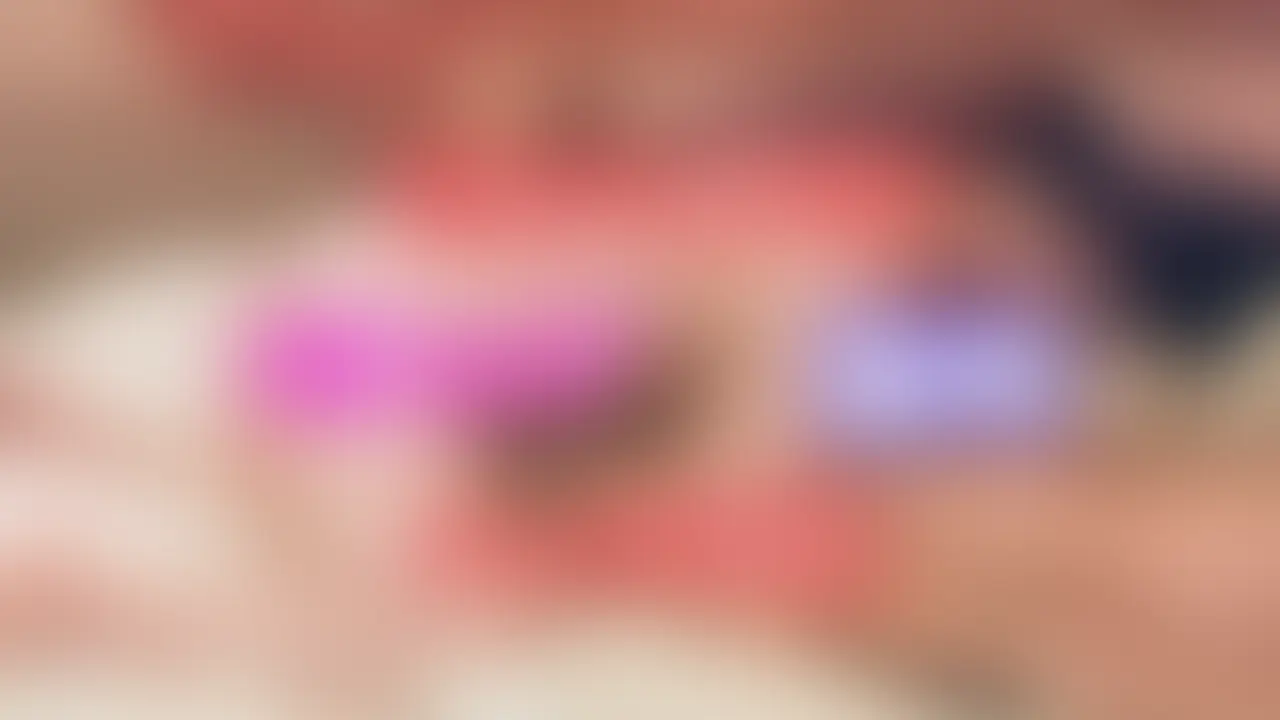 Gカップの色白ムチムチボディーの女子大生
彼氏では味わえない快感欲しさにオジサンとのハメ撮りに来ました
首絞め&バイブ責めで完全にマゾスイッチの入ったG乳女子は
彼氏とは比べ物にならない太いチ〇ポにご奉仕
喉奥まで入れられる苦しさを嫌がるどころかマン汁垂れ流して喜んじゃいます
こんな経験しちゃうと彼氏とは白けたHしかできなくなるけど
いいのかな~(笑) (2/2)