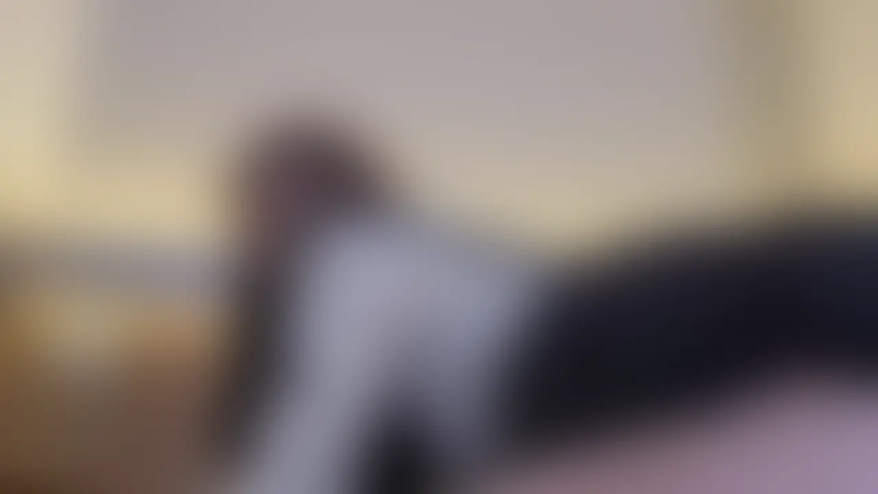 スカし混じりに、破裂音に、鳴り響くお腹の音に……本当にRさんのおならはえっちです!
膝枕されるシチュエーションも撮ってみました! (2/2)