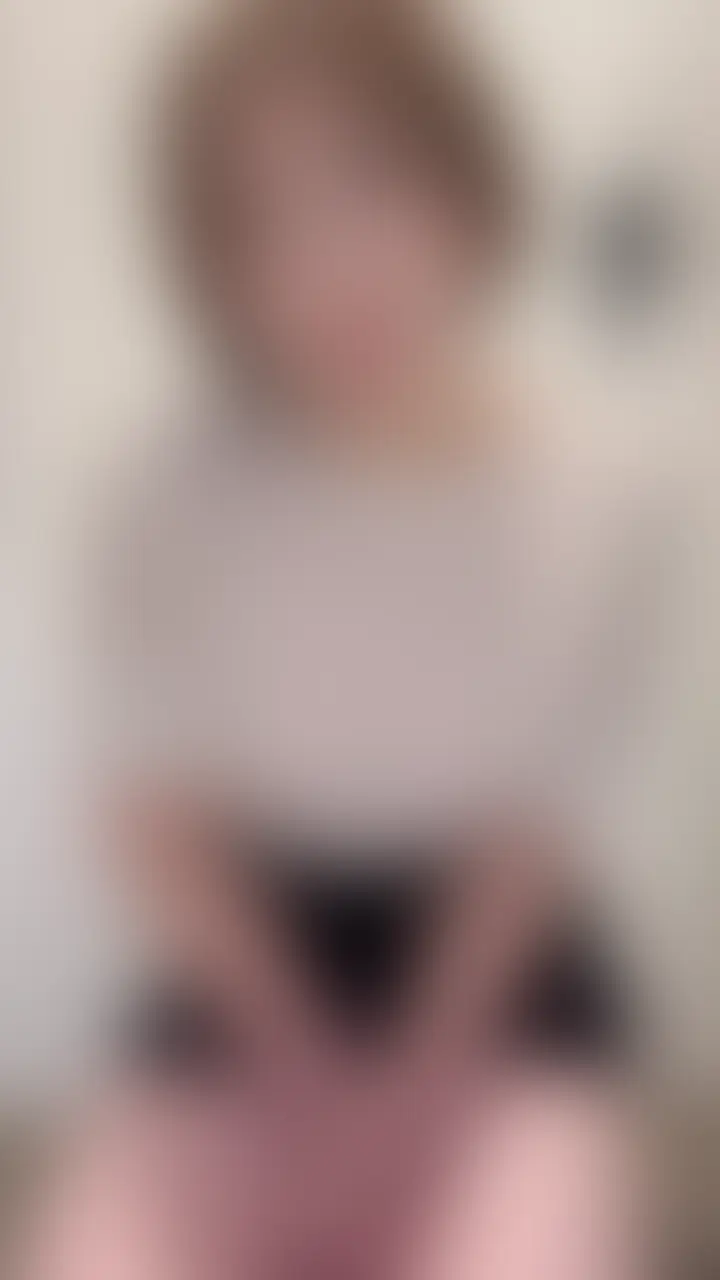 いいねを押してから見てください💕
こんばんは、恭子です。
実は今日バイブを入れながらお出かけしちゃってました💕
初めてやってみたのですが、スリルがたまらなくて...
外なのに気持ちよくてイッてしまいました。
家に帰ってムラムラが止まらないので、玄関でオナニーをしてしまいました。
本当に変態でごめんなさい。
でもみんなに見てもらいたいです💕 (2/2)