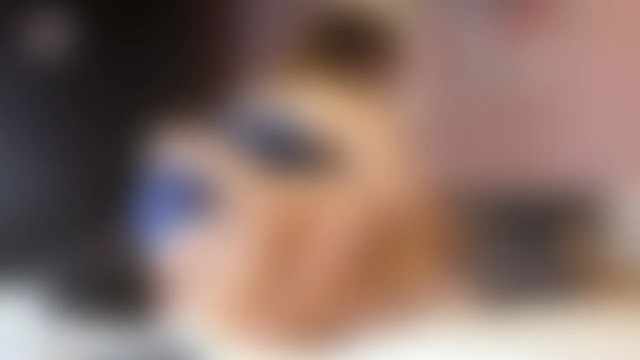 体液女臭責め痴女ひなた変態チ◯ポ大振動!電気アンマ寸止め唾手コキ
唾液やおしっこの匂いに包まれて極上の射精がしたい、
そんな願望を叶える充実プレイを楽しみました。
それから電気アンマ&寸止め唾手コキです。
唾吐き回数は16発です。
大振動を与える電気アンマでM男の勃起ちんぽを責めまくります。
電気アンマしながら、M男の全身めがけて唾を吐きかけたりもします。
ちんぽに振動を与えられながら恵みの唾液を全身に浴びれるなんて、
唾液フェチのM男にとって最高のご褒美ですよね。
「ほら、変態ちんぽでごめんなさいでしょ?」「ずっと勃起してる!」と、
足裏に当たる勃起ちんぽの感触をひなたちゃんもたっぷり楽しんでいるようでした。
そして途中からは唾にゅるにゅる亀頭こねくり寸止め手コキです。
亀頭を唾液でにゅるにゅるにしてこねくり回す手コキです。
しかも足指で乳首をいびったりもするんです。
全身をフル稼働させるM男ちんぽ責めはキョーレツな快感を与えまくりでしたよ。
体液女臭責め痴女の電気アンマや亀頭こねくり唾手コキで翻弄されたい、
そんな電気アンマ好き手コキ好きなM男の貴方だけにオススメです。
1920*1080
10:35
814.6MB
.mp4 (2/2)