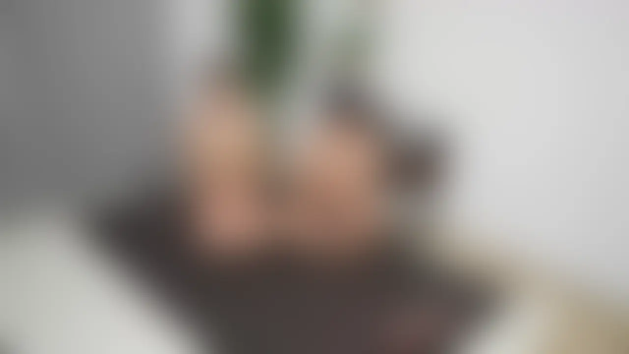 【メンエス】裏オプに悶絶🔥ガマンできずに中出し💦
メンエス覆面講師さんとコラボ✨
@fukumenkoushi
お互いに前から存在を知ってはいたけど
やっとコラボできましたね❤️
「あいりのメンエステクニックを存分に堪能したい!」
という気持ちに存分に応えました🤣
ヌルヌルオイルで極上のマッサージから
身体をほぐして
ジワジワとアナルから責め
声が漏れちゃう覆面講師
全体で密着しながらおチンポを責めたら
すっごい硬くなっちゃってるから
あいりのマンコの中に欲しくなっちゃって
騎乗位で挿入してピストン⚡️
何回もイッちゃった❤️
バックからも正常位からも
激しく突いてもらって
何回も繰り返しイカされて
たっぷり濃厚な精子を搾り取りました💋 (2/2)