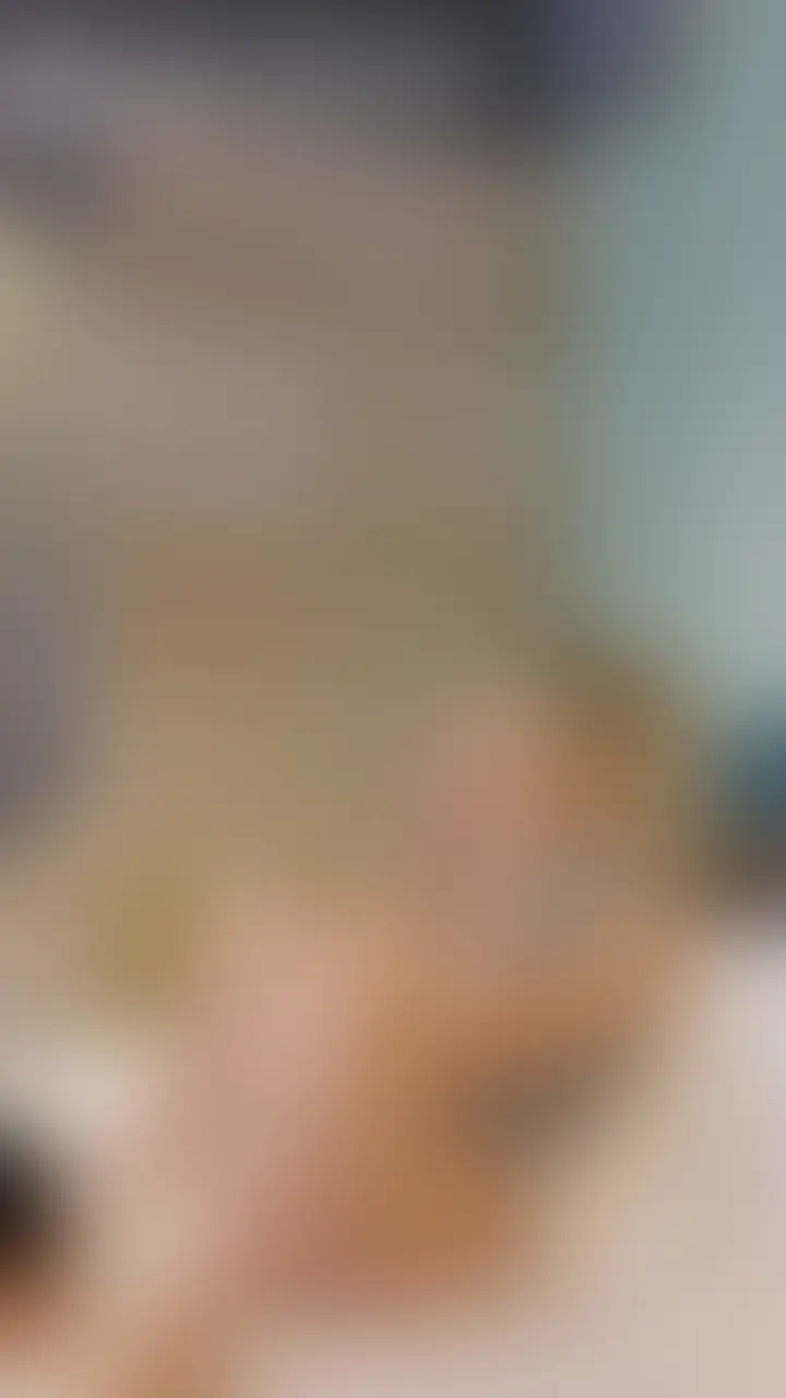 さな様の舐め犬特訓です✨
汗だくのパンツ履き続けて、顔面に擦り付けてオナニーして昨日からお風呂入ってなくて、、、汗とえっちな汁でムレてぐっしょり汚れてすんごいいやらしい匂いするねぇ~💕
くっさくて最悪なのに、これが美味しいなんて信じられないんですけど~w
でも美味しいって言うなら♥️奥まで舌を突っ込ませて、ぐちゅぐちゅ音立てながら汗と汁の混ざった汚い味を舐め取らせちゃおっかなぁって🥰
でもずっと舐めさせてたら何かいやらしい気持ちになってきて⁄⁄⁄
頭を手で抑えて敏感なところに鼻とベロを押し付けて、腰をぐりぐりしてたら……イッちゃった。
こんなやつでも使い道あったんだね~w
==================
2アングル分の動画です
36分57秒 (2/2)