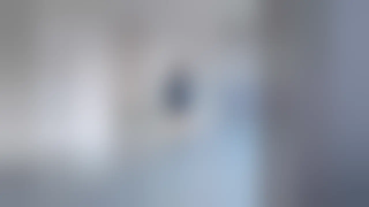 【顔出し完全未経験素人18歳るるちゃん】ナンパで知り合ったGカップのるるちゃん。ベッドに横になってもらい制服姿からじっくり観察させてもらいます。スカートをめくり白の刺しゅう入りパンツをずらすと、ちゃんと毛は生やしておくタイプ。胸のほうはかなりのボリュームでGカップ以上はあるかと思います。弾力もすごく素晴らしいおっぱいを持ってました。私のアレを握らせしこしこタイムをしたり身体を弄りまわします。パンツを脱がすと、一本筋が、、!かなりの美マンで、色白で素晴らしい。もしパイパンだったら、、。おもちゃでいたずらをしてみます。お構いなしにおもちゃ攻めを続行していくとイッてしまいました。。フェラをさせたり気持ちいいことをしてもらいいよいよINです。
中はすでにとろとろでキッツキツです。まじで狭いです。。ピストンをスタートすると揺れる揺れる!Gカップのおっぱいがボインボイン揺れます。圧巻の光景。燕返し的な横向きの体位でもGカップはボインボイン揺れそのままイッてしまいました。。バックでもイキ、ロールスでもイキ、何回も果てる可愛いこ。最後は正常で一緒に果てて大量に中に臭い精液を注入してしまいました。xmas2025 (2/2)