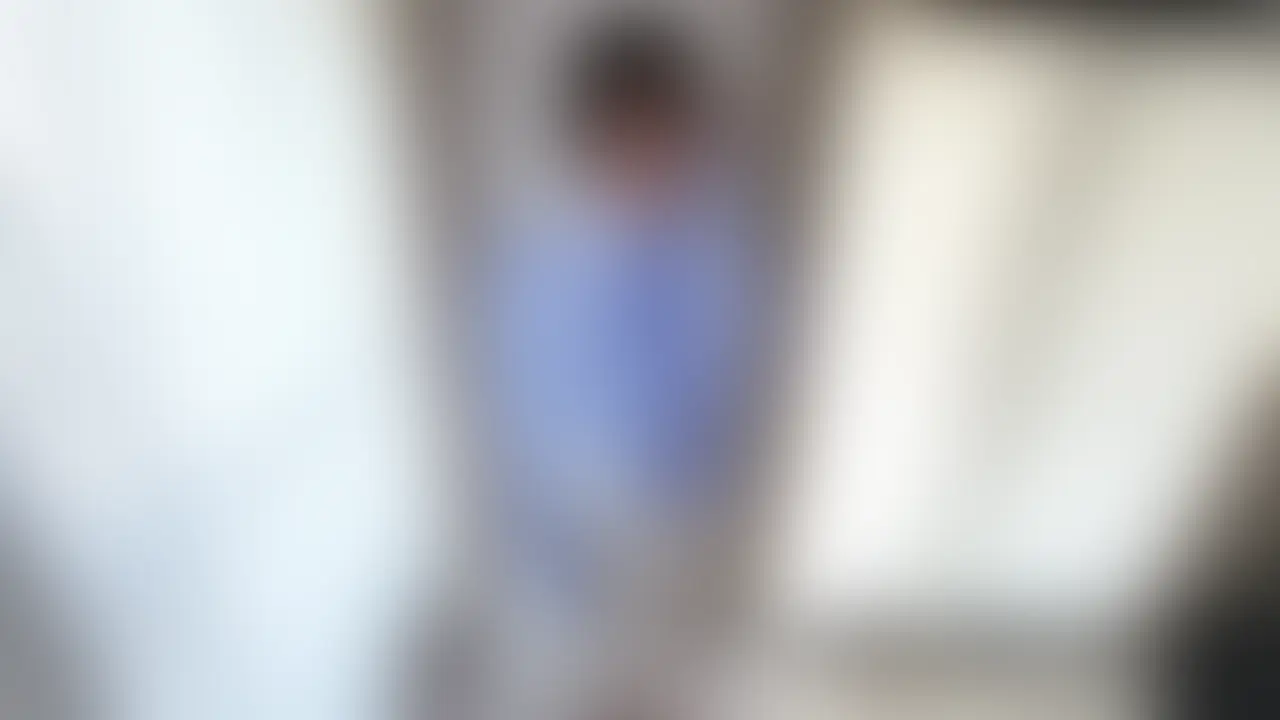 ＊動画では顔出ししています🥰
【匿名度S：絶対極秘！】マルチリンガル美女/英会話みたいな巻き舌フェラ/だらしない大量よだれ/下品でしつこいベロちゅう/指にまとわりついた精子まで舐めとりごっくん/外資系ホテル勤務

よだれが漏れちゃうキス👄とフェラチオ💕

こんにちは、ど素人ポルノ@麗子です。

今回のAVごっこは、
日本橋にある外資系ホテル🏨で
コンシェルジュ💁‍♀️
のお仕事をされている
お友達のUちゃんのえち動画🔞です。

清楚系のショートカットで
モザイクで目隠しても隠し切れない
シゴデキ感が漂う
マルチリンガルなイイオンナ奥さま💛

そんな高嶺の花💐な美女を
お仕事の昼休み中に
お呼びして
汗だく汁だくの熱いベロちゅう💋を
たっぷり堪能していただきました💕

まずはじめに指フェラ👈でお口👄の状態を確認されるUちゃんですが、
いきなりエロい表情で舌👅を指に絡めてきてエッチの才能を感じさせるのです😍

さらに接吻💋は情熱的。
貪るように男の口唇を求め、まるで生ハメ性交そのもの。

パンツの上から陰茎に舌を這わせるリップテクを見せつけたあとは、
涎ダラダラ生フェラで男を骨抜きにします🥰

とどめにお口でザーメン💦を受け止めると美味しそうにごっくん、
指に付着した汁まで舐めちゃう貪欲ぶりです💯 (2/2)