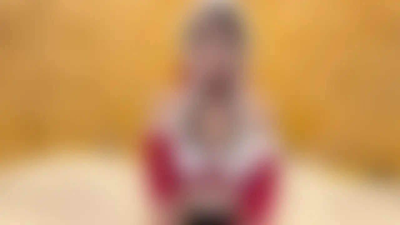 ――――――――――――――
去年できなかった、サンタコス。🎅🏻🤍
今年はちゃんと、着てみました。
――――――――――――――
ふわっと可愛い、ちょっと特別な衣装。
でも、それだけじゃ終わらないのが今回です。
中に合わせたのは、
ちょっとだけ強めな存在感のある
新しい豹柄パンティー🐆🖤
可愛さの中に、
ほんの少しだけ“違和感”が混ざる感じ。
それが、逆にドキッとすると思います。
――――――――――――――
しかもこのパンティー、
普通じゃなくて…。
真ん中に、少しだけ“仕掛け”があって、
完全に隠れてくれないんです。
見えそうで、見える。
でも全部は見せない。
そのギリギリのところを、
あえてそのままにしています…🫣
――――――――――――――
だからこそ、
どこでも、どの瞬間でも、
一気に空気が変わる。
可愛いままなのに、
ちゃんと“そっち”に寄っていく感じ。
その変化を、
ゆっくり楽しんでもらえたら嬉しいです🎄✨
――――――――――――――
🎁 可愛いだけじゃ物足りない人へ
🎁 ギャップが好きな人へ
🎁 見えすぎない方が想像できる人へ
たぶん、しっかり刺さります。
――――――――――――――
サンタのまま、
どこまで想像できるか──🫶
どうぞ。
―――――――――――――― (2/2)