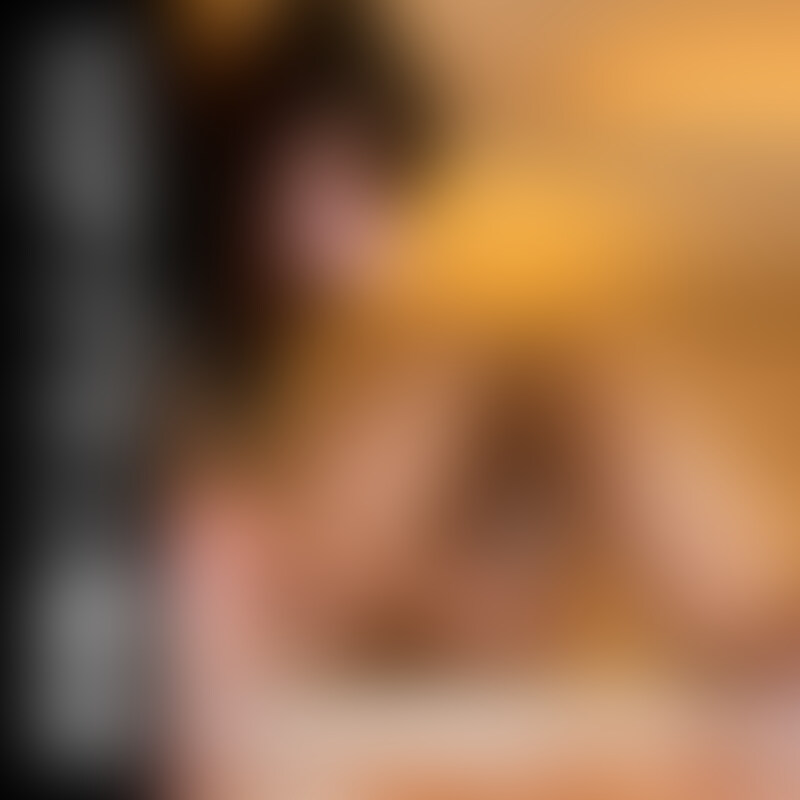 ※この動画は以下の動画のサブアングルです。
https://myfans.jp/posts/ca8bb824-61e9-48ff-b797-eccdfebdfb62
【炭酸水】乳搾り手コキからの炭酸水で寸止め!ドSハロウィンシスターに自らの精子を飲精させられるM男...
今回も前回に引き続き、シスターのコスプレをするあやちゃんによる過激な責め作品になります。(M男以外、絶対に見ないでください。)
ハロウィンのコスプレをしたあやちゃん。これがまたかわいい、、、
そしてM男のわたし、四つん這いの状態であやちゃんによる乳搾り手コキが開始。乳搾り手コキって亀頭への刺激が強くなるので最高です。。。
悶絶しまくるM男に手コキしながらの1回寸止め。寸止めが終わるとウィルキンソンの炭酸を取り出すあやちゃん。
プラカップに炭酸水を注いでからの乳搾り手コキを再開します。もちろん、射精感が高まるM男。
「逝きそう!」となった瞬間に、いつもの寸止め!からの竿を炭酸水に挿入!
炭酸水に竿を漬けること2秒、急激に竿への激痛が走ります。
「痛い痛い!」と悶絶しまくるM男、、、ゲラゲラと笑うあやちゃん。。。痛いはずなのにちんこをビンビンにさせるM男。。。
さらに、乳搾り手コキを開始。寸止めはもちろん炭酸水責め!
悶絶しまくるM男は最終的に炭酸水の中に射精してしまいます。。。。
ゲラゲラと笑うあやちゃんは「これ飲んでね」と精液入り炭酸水をM男に飲ませるのでした。。。自分の精子を飲精するなんて、、、
寸止め回数:4回
時間:約10分
射精回数:1回 (2/2)