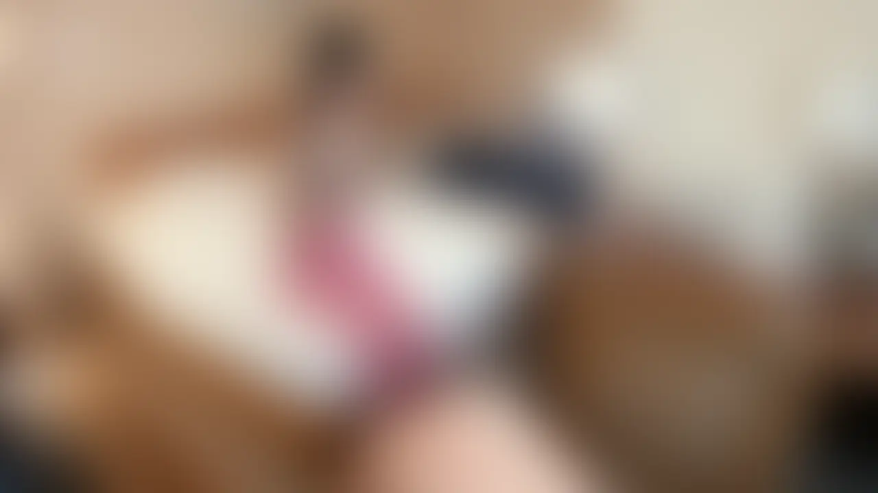 美容系痴女りりのＭ男チン玉足挟み大振動！チン踏み電気アンマ顔踏み

「オチンチンと対話するのが好き」と語る
美容系痴女ヨガインスタクターのりりちゃんが、
Ｍ男のチン玉を足挟みして大振動を与える
チン踏み電気アンマ顔踏みプレイをご披露してくれました。

足裏足指フェチ後は、Ｍ男足責めプレイスタートです。
まずは自撮りしつつの顔踏み舐めさせ電気アンマです。
「こんなことしたことないですよ」とのことでしたが、
Ｍ男が悦んでいるのを見下ろすのは楽しいようです。
Ｍ男が喜び勇んで足指やかかとを舐め奉仕しているのを
しっかり楽しんでドアップ撮影までしてくれました。

電気アンマは、激しい振動でちん玉を潰す！というよりも、
まさに快楽責めな電気アンマとなっております。
金玉を両足で踏んづけて振動を加えたり、
ゆっくりと勃起ちんこを踏みにじるような深呼吸のような電気アンマ、
両足裏で勃起ちんこを挟んでシ〜コシ〜コと小刻みに振動させる電気アンマなど、
まさに独自製法な電気アンマプレイとなりました。

オチンチンとの対話が好きな女の子の
チン踏み電気アンマ顔踏みを堪能したい、
そんな脚フェチ足裏フェチのＭ男の貴方だけにオススメです。

1920*1080
16:15
1.25GB
.mp4 (2/2)