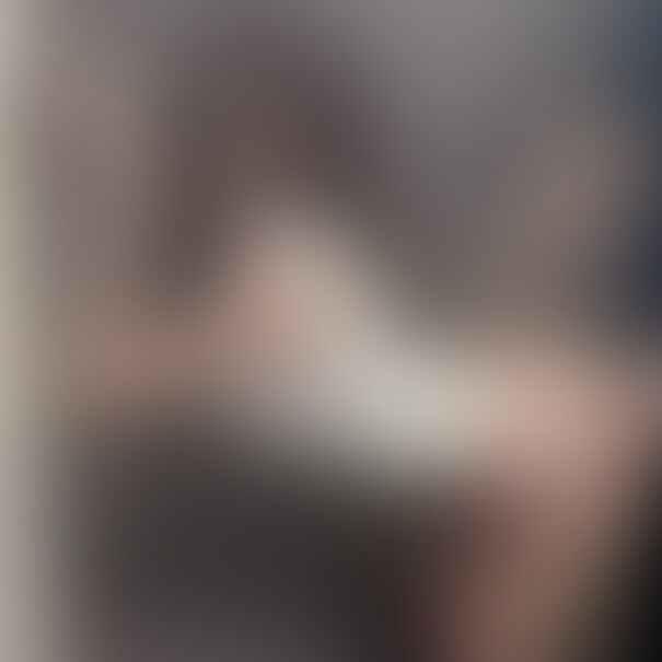 痴女ギャルの非常階段イキっぱなしセッ〇ス♡
上からバージョン
ちょ〜穴場っぽい非常階段見つけてさ✌️あったかくなってきたし外ハメしてきたよ〜♡


しっかり蹲踞でおち〇ぽに挨拶フェ〇してから♡
ぺろ♡ちゅる♡ってフェ〇してたら頭掴まれて喉奥ゴシゴシ擦られちゃって…♡今からおま〇こ好きに使われるんだ……///って頭に叩き込まれるのたまらん😭
おち〇ぽの準備万端、やっと挿入……♡
ずっとおま〇こ焦らされてて、形分かるようにゆっくりなぞられてからのピストンが気持ちよすぎて声抑えるのがやっと…♡
入れた瞬間からずーっと甘イキしちゃってて、背徳感と快感で頭真っ白になってた///
壁に追い詰められて、好きにおま〇こ使われて…。最後はスパンキングでガチアクメしちゃってしゃがみこんじゃった……♡

見つかるかもしれないってスリルで感度抜群になってるすいまを、目に焼き付けてね♡ (2/2)