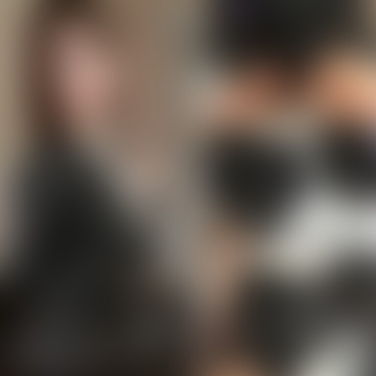 フルレザー素人JDもちろん脱がさず革パンずらし挿入で私服ザーメン汚し
現 役 女子大生Uちゃん(20)完全私服のフルレザー
こんなスケベな格好で大学へ通い本日も講義を受けてからやって来たというから驚き。
本人曰く「えー全然スケベじゃないよwレザーすごい可愛いじゃん。こういう格好の女の子学校にいっぱいいるよ」
ふぇぇ今どきのレザー女子はキャンパス内でもうようよ出没しているのかぁ
というわけで一日中着ていたお気に入りのライダースと通気性の悪い下半身むれむれのレザー短パン、むれむれミドルブーツ姿のまま着衣セックスしました。
ライダースをクンカクンカ。ヤバい、革のニオイとUちゃんのニオイで頭おかしくなりそう。
激狭マンコに指を入れてみたらしっとりと濡れていたのでポコチンねじこんで挿入しちゃいました。
革短パンの裾からチンコを伸ばし頑張ってマンコに入れてます。
ただでさえ激狭マンコなのに革短パンの締め付けで余計にマンコがシマってキッツキツに!これは嬉しい誤算。でも気を抜くとすぐイッちゃいそう。
ハァハァ感じてるUちゃん。代謝が上がり暑くてジャケット脱ぎたそうな顔していますが絶対に脱がしませんよ!
激狭マンコの圧力に耐えられず、正常位でフィニッシュへ。
「中出しはイヤだから外に出して」というのでレザーパンツに思いっきり射精しました。
私服のレザパンの上にたっぷり出されて呆然とするUちゃん。
だって外に出してって言うからさ(笑) (2/2)