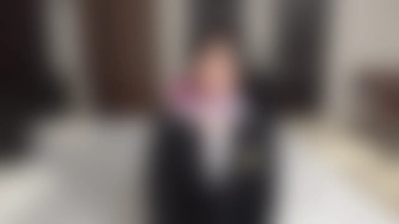 *動画では顔出ししています🥰
【匿名度A:オフレコ!】パン職人@荻窪/D乳人妻(32歳)/焼きたてパンの甘い薫りがする清楚系美人/熱々トロトロ舌使いのディープキス/ねっとり長~く絡みつく亀頭フェラ/垂れ流し大量よだれでちんぽコーティング/ストッキング伝い汁ダラダラ/脚ガクガク腰ヘコヘコで連続イキ/CA制服着衣のままバックでごっくん祭り!
制服着たままハメて💕
こんにちは、ど素人ポルノ@麗子です。
今回のAVごっこは、
荻窪にあるブーランジェリー🍞
でパン職人👩🍳としてお仕事されている
お友達のIちゃんのえち動画🔞です。
結婚👰♀️してからはすっかり大人しく
お仕事と家事を頑張っている
優等生奥さまな彼女💛
とはいえ、以前から友人の私としては
えっ、週末にクラブ🪩とかで
遊べなくなるよ?!
って結婚前に忠告したくらい
楽しいこととエッチなことが大好き💗
な男性依存症のIちゃん
そんなIちゃんには今回、
女子会でよく話題にのぼる
CAの制服✈️って憧れたよね✨
っていう、ほとんどの女性が1度は思ったことのある
願望を体験してもらいました。
AVでもよく見る企画なので
とある商品をパクってます🙊
AV会社の皆さん、ごめんなさい🙏
清楚な顔立ちで真面目そうなIちゃんですが、
キス💋でエロスイッチが入ってしまうと乳首を摘まれただけでイッてしまう敏感体質なんです。
オマ●コに電マを押し付けられて「イクイク…」とうめきながら大量にお漏らし絶頂💦
陰茎を挿入した瞬間にアクメするなど、エクスタシーが止まりません🥰
ピストンされればハメ潮💦をまき散らしてベッドをびしょびしょに濡らし、
まさに全身全霊でセックスを味わう彼女💗
とどめに精液💦を口でしっかり受け止めごっくんしてくれました💯 (2/2)
