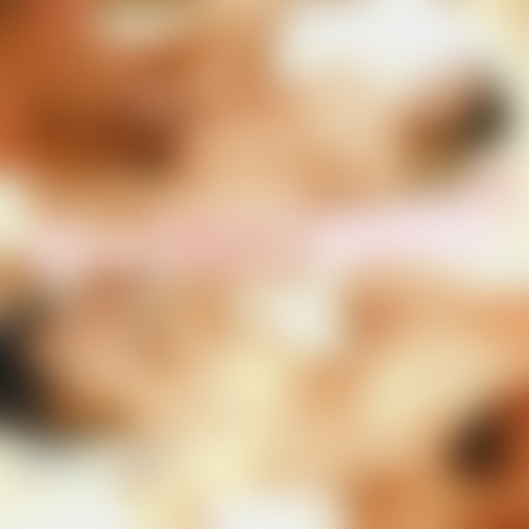 ふうちゃん寝取られヒストリー
古いカメラで撮影したため、画面サイズも合わずお蔵入りしていた動画ですが、なんとか編集しましたので公開します!
データの名前が201809になっていたので、5年前の9月の映像ですね…!
この時のふうちゃんの1番のお気にの男性がいて、2人でSEXしていても「彼はすごいいちゃいちゃSEXしてくれるから好きなんだ〜♥️」と思い出し寝取られしちゃう始末😓
彼とようやく予定が合い、寝取られが決まった時はふうちゃんとても喜んでいました。
当日は僕がシャワーを浴びてるうちに、上がるともう既にシックスナインでお互いの性器を貪っていました💦
お気にの単独さんにハメハメしてもらってふうちゃんとっても嬉しそうでした。是非顔出しでご覧ください♥️ (2/2)