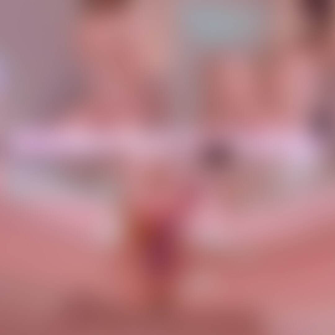 こんにちは!ひなです🥹🩷右上の「いいね♡」を押してから見て貰えると嬉しいです✨
∴∵∴ ୨୧ ∴∵∴ ୨୧ ∴∵∴ ୨୧ ∴∵∴
オナニー依存性の私。
朝晩と一日二回のオナニーが日課ですが…ここ数日オナニーを我慢して、禁欲解放しました🔞
本能のままにエクスタシーを貪りました…
オナニーを我慢してると、
不意にま〇こに指が触れるだけで
身体が敏感に反応してしまう//
最初は指オナニーでクリをいじりましたが、それだけでもすぐに気持ちよくなっちゃいました…
下着がジワッと濡れて、トロトロに。
そして乳首を摘んだり撫でたりしてると欲求が爆発💣♥️
おもちゃでま〇こを弄んで、気持ちよくなりすぎて失禁…いや、潮吹き…恥ずかしい。 (2/2)