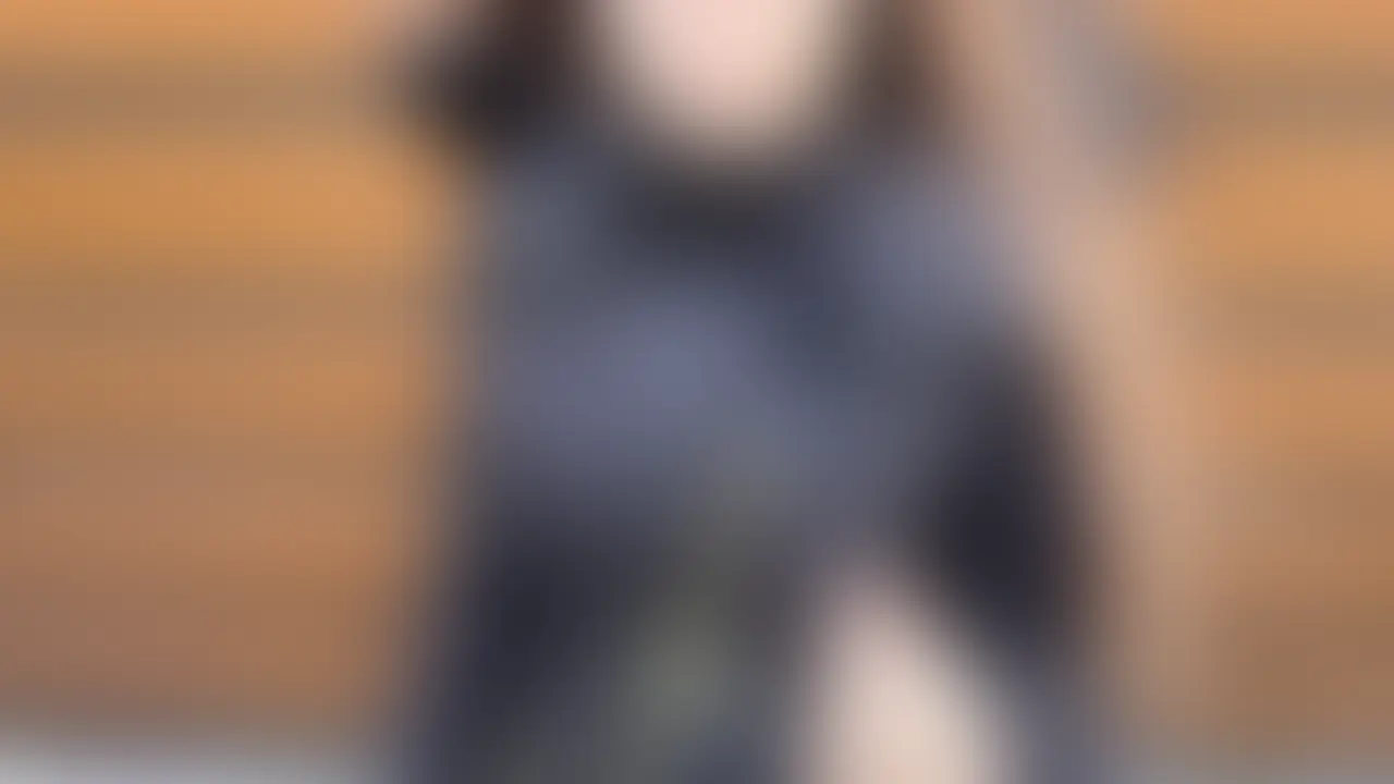 【個撮】遊んでそうに見えてしっかり遊んでる色白ギャル３　敏感な乳首を責められて大絶叫！「（中は）ダメェ…♥」中出し２連発！膣奥大量連続中出し

アプリで知り合ったギャル。

撮影に協力してもらって、そのままハメ撮りへ！


あの手この手でなんとか脱がして裸にして、

きっちりハメ撮りまで持ち込みました！




肌も白くてキレイだし、

おっぱいも良い形してたから、

揉みしだいてたら乳首を触ったところで絶叫が！



とんでもなく乳首が敏感みたいで、

舐めようとするだけでも

身体がのけ反る始末（笑）

面白いからそのまま舐めたら、

鼓膜破けるぐらい叫んでた。



フェラさせて大きくなったち○ぽを、

バックから根元まで生挿入。

気持ち良いところを擦られて、

アンアン喘ぐ美女の姿は最高です。



中出しはダメって言ってたけど、

もちろんそんなことはできません！

そのまま中出し！

生膣にびゅーびゅー出すのは至高の快感です。 (2/2)