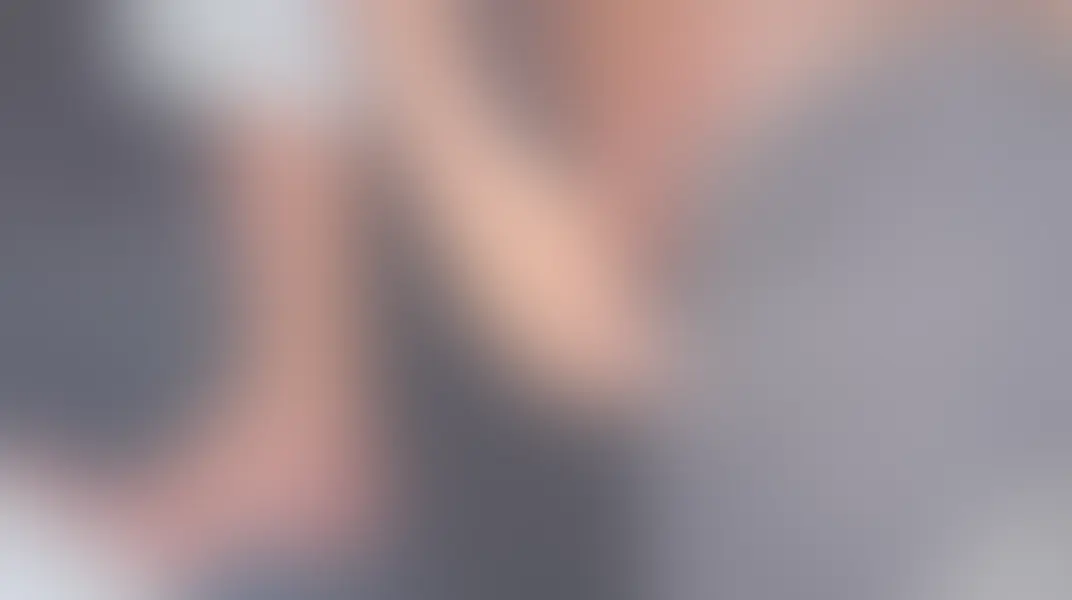 【居酒屋で出会った女子大生と当日4P乱行！！】
 

友達と2人で居酒屋飲みしてたら、隣の席にいた女の子2人組と意気投合🍺

２軒目、3軒目と爆飲み

彼氏持ちの子が帰ったので、残った大人しめの女子大生と俺ら3人でうちで飲むことに！！


途中で合流したマッチョのダチも交えて王様ゲームを始めたら、

「わー腹筋好き♡」
って脱いだりキスしたりで一気にエロい空気に！


最初はウェイウェイ系じゃない大人しめなキャラだった彼女も

「えーどうしよかなー///｣

とか言いながら
徐々に打ち解けてきて、キスしたりしてエロすぎました。。



手マンの時はそこまで感じてないのかなと思いきや、

チンチン入れた瞬間 に

「あっっ！！　やばい！！」

ってめちゃくちゃエロい声を出して豹変。



さらにロールスロイスの体位をやった瞬間、
「イク！イクイク！！……/////」

って大パニック。

どうやら奥のGスポットが完全に弱点だったらしく、そこからは男たちもテンション上がって色んな意味でカオスでリアルすぎる激しい夜になりました。。。 (2/2)