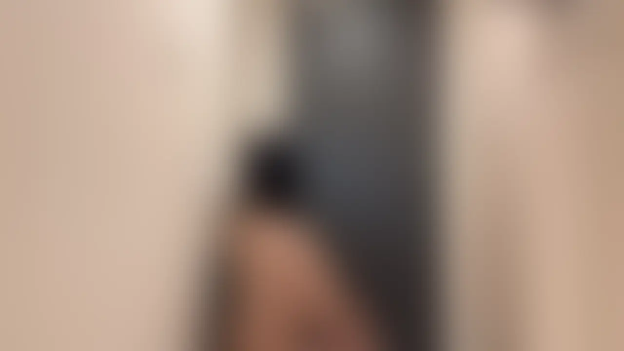 ※本編顔出し許可頂いてます。
24歳ドS美容部員(K様)にたっぷり使っていただきました
●初連絡のメール(一部抜粋)
>
>24歳で美容部員やってます。お客様には笑顔で接客してるけど、プライベートでは完全にドSで男を道具扱いするのが大好き。
>
>
>彼氏もセフレもいるけど、みんな私が本気で使おうとすると逃げちゃうから、私の言いなりになるオナニー道具みたいな舐め犬が欲しくて。
何してる時も常に舐めさせたいし、最後はシャワー浴びたらタオルで私の身体を拭きあげるまで執事化させたい。
>
>お試しで使わせて。私が気に入ったら継続で。
>
>iPhoneから送信
メールのやり取りさせていただいて、K様は24歳の現役美容部員で、見た目は清楚で可愛らしいのに、言葉の端々に強いドS気質が滲み出てるのがすぐに分かりました。
「店ではお客様に優しくしてるけど、部屋に入った瞬間から男を犬扱いするのが癖で。彼氏もセフレも何人かいるけど、本気で道具扱いできないから物足りないんだよね」と平然と言われました。僕みたいな舐め犬は「最初から人間扱いしなくていい完璧なオナニー道具」だと評価され、他の男たちより格下に置かれてるのが伝わってきて、体が熱くなりました。
急に仕事終わりに「今から行くから部屋の鍵開けて玄関で待機しといて」と連絡があり、私の舐め部屋にて合流させていただきました。
〜〜〜〜〜〜〜〜
終了後、「到着直後から完璧に使えて優秀。お試し大満足。また仕事帰りに寄るわ」とメッセージ頂けました。
清楚な美容部員の仮面の下に隠された手慣れたドSっぷりと、顔面騎乗中のオナニー許可というご褒美に、完全に犬として堕とされた至福の時間でした。
またお呼びいただけるよう精進します。
M男/痴女/SM/顔面騎乗/クンニ/S女 (2/2)