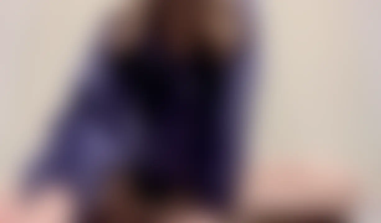 今日、学生時代のバイト先で同じだった一個下の男の子と偶然会って話していたんですが、、
時々胸を見てる気がして…別れた後に自分の胸元を見てみたら
まさかのノーブラで乳首がくっきりでした😢😢
家に帰って来て後輩に乳首を見られたのを思い出したら疼いてきて
おもちゃでたくさんイっちゃいました…🩷 (2/2)