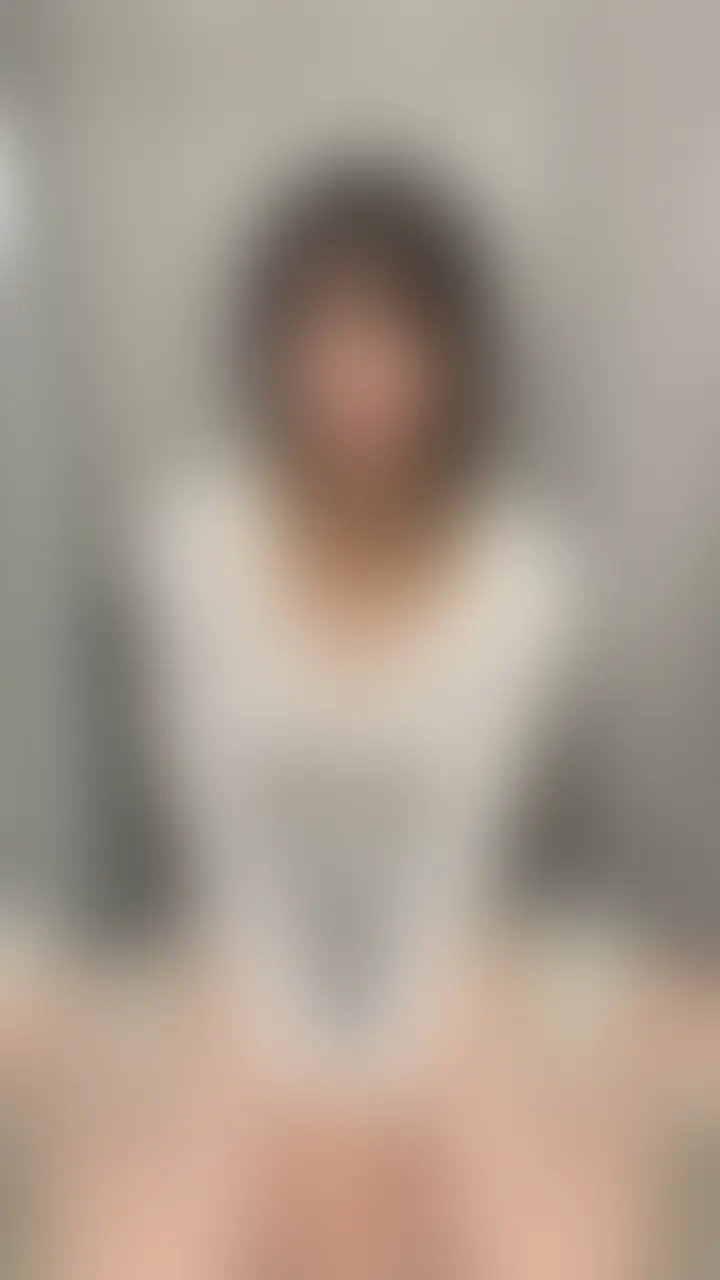 こんにちは澤田です！
本編を見ない方でもいいね、コメント、保存などしてくれると嬉しいです😘

初めての一人えっち撮影で、正直ちゃんと撮れているか少し不安です...

カメラの前でオナニーするのは想像以上に緊張して...でもそれ以上に普段味わえない高揚感もあったりしました
撮影しながらするのは初めての体験で、自分でも思わず笑ってしまうくらいドキドキが止まらなかったです♡
一緒にこの“初めての興奮”を感じてもらえたら嬉しいです。


実は撮影した日はガスの点検日で、廊下では作業員さんが行き来していて、そんな中での撮影というちょっとしたスリルもありました。終わって片付けをしていたタイミングでインターホンが鳴って、心臓が飛び出しそうになるほどのドキドキがあったという余談でした...😅 (2/2)