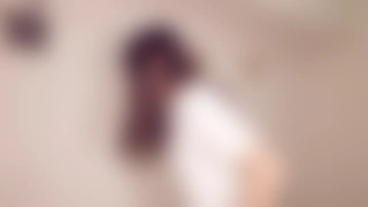 [reira 妄想#003] 鍵束を置いて、制服に着替える


reiraは、23歳の不動産の内見アシスタント。
モデルルームでの待機時間、社内ポスター用の衣装テストを口実に、
白ニットの上からベストを重ね、小物を合わせてさりげないコスプレを試す。
鍵束はテーブルの上。通知はオフ。
鍵の金属音が止むと、部屋は彼女のための小さな舞台になる。


…もしかして今、あのビルで、ひとりで淫らなことをしてるのかもしれない。


内見を終えて、reiraはモデルルームの一角で制服に着替える。
鍵束はテーブルの上、通知はオフ。
白ニットの皺を指で整え、ベストを羽織り、ボタンを上から順に留める。
スカートのラインを軽く整え、名札をカチリ。
髪を耳にかけ、襟を直すと、鏡の中に“案内役の自分”が現れる。
——制服へと変わる、その静かな数分。 (2/2)