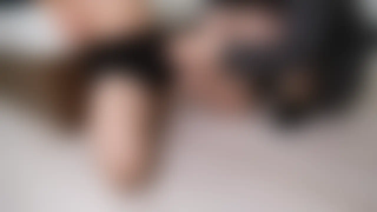 足でくすぐり+生足コキ!!本当は久々にセックスをしながら足裏を見せつける動画を撮る予定だったんですが、ちょうど生理になったのと転んで腰を少し痛めたので次回に持ち越し😇
I tickled him using my feet, and gave him a barefoot footjob.
I was actually planning to shoot a video where I show off my soles while having sex for the first time in a while, but I got my period and also slipped and hurt my lower back a bit… so it’ll have to wait until next time 😇 (2/2)