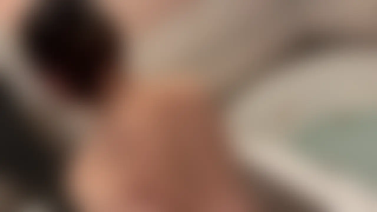 おかわりフェラ&2回戦目中出しからのア●ピル服用動画です
シャワー、お風呂で彼女の近況について話して
お風呂から出ると息子が再びうずいてしまい
ギンギンのチ●ポを差し出して「また舐めて」というと
笑みを浮かべてすぐに咥えだす彼女
だいぶ従順に染まってきています
フェラチオを堪能して再び生チ●ポをズドン
激しいピストンでお互い求め合ってまた中出し
ア●ピル服用まで収めた生々しい映像となっています。。 (2/2)