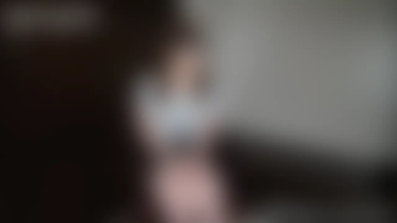 結○間近の看護師さんをイかせたおして寝取る動画です。
【本編内容▼】
・幸せオーラの会話シーン〜フェラ
・ベッドに固定ディルド責め
・そのまま挿入で全身ブルブルアクメ
・ベッドで正常位〜騎乗位
・バック〜寝バックアクメ
・正常位で口内発射 ごっくんマーキング
幸せオーラを感じる会話シーンから一転、固定されて手の形のディルドでかき回されてイキまくり。そのまま彼氏と比較にならないガチガチ肉棒で子宮を突かれて全身を震わせ⋯。
失○寸前までピストンされまくり、イかされ続ける看護師さん。最後は濃厚ザーメンをたっぷり飲ませてマーキング完了です。彼氏さん、いつもご馳走様です。 (2/2)