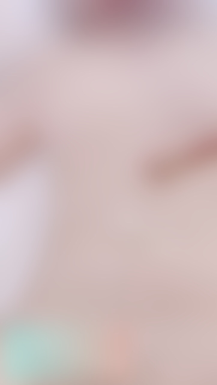 〜FカップJD ちゅんゆい SEX動画初公開!!○○○束リード付き首輪SEX〜(フルVer)
ツンデレ系裏垢女子、FカップJDのちゃんゆいSEX動画の初公開です!!!
前日にバーでガチなお漏らしをしてしまった、ちゃんゆいとお泊まりして翌朝を迎えたところから動画は始まります。
寝起きに、ゆっくりとフェザータッチによる愛撫から初めて彼女が経験したことのないリード付き首輪をつけてベッドの足にくくりつけて○○○束。すると、彼女のMスイッチが入ったところで、私の前戯を教え込むように責めました。
指入れ前に感度を極限まで高めてからなので、少し指を入れただけで、指を抜いて触れてない状態でも直前の快感が身体に残り脳イキしたり、スパンキングだけでイキ狂う姿が可愛い。
✳︎ベーシックプランではここまで収録。【プレミアムプラン】にて公開中のフルVerは↓の動画を収録してます。
快感でぐったりしている、ちゃんゆいに口で奉仕させてから、そのまま生挿入。
SEXの途中に尿意を催しト○レに行きたいと懇願するも無視。すると、ベッドの上で足を開いたままお漏らし…。お漏らし直後に、再び挿入し最後は身体に生外射精。
✳︎ちゃんゆいの、バーでのガチお漏らし動画は↓で見れます!
https://myfans.jp/posts/21747b3d-8d73-4eba-be21-218583f60979 (2/2)