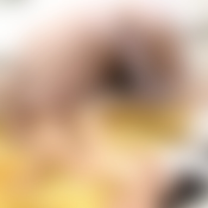 スレンダー美乳のセフレを紹介するかわりに、その子との初SEXを公開撮影させてもらいました。

スレンダーで美乳が魅力的なセフレの女の子を、友人に紹介する代わりに、その子との初めてのSEXを撮影させてもらうという条件で公開撮影に協力してもらいました。

普段から定期的に肉体関係を持っていたセフレですが、今回は特別に、信頼できる友人に紹介してみることに。紹介の条件として提示したのは、「彼女との初体験の様子を撮影させてもらう」というもので、本人も少し戸惑いながらも了承してくれました。

撮影当日、初対面となる友人と彼女は、最初こそお互いにかなり緊張している様子で、ぎこちない空気が漂っていました。服を脱ぐよう促しても、彼女は恥ずかしそうにモジモジしながら下着を外し、スレンダーな体と美しい胸が露わになります。それを見た友人は、思わず興奮が抑えきれず、見るからに勃起した状態に。目の前の彼女に視線を釘付けにしていました。

まずは優しく乳首に触れ、緊張をほぐすように指先で愛撫を始めます。そのまま徐々に手を下の方へと滑らせ、アソコへと優しく触れ始めました。
彼女はその刺激に敏感に反応し、身体を震わせながらピクピクと痙攣するような反応を見せます。その姿にますます興奮した友人は、十分に彼女を責めたあと、フェラチオをお願いし、彼女もそれに応えて丁寧に口で奉仕を始めました。

続いて、濃密なセックスシーンを余すことなく撮影していきました。緊張から始まった二人のSEXは、次第に快楽の波にのまれ、互いに夢中になっていく様子を収録しています。


作品詳細
形式：MP4
動画尺：00：28：25
ファイルサイズ：1.40GB
ビットレート：7050kbps
フレーム幅：1920 x 1080 (2/2)