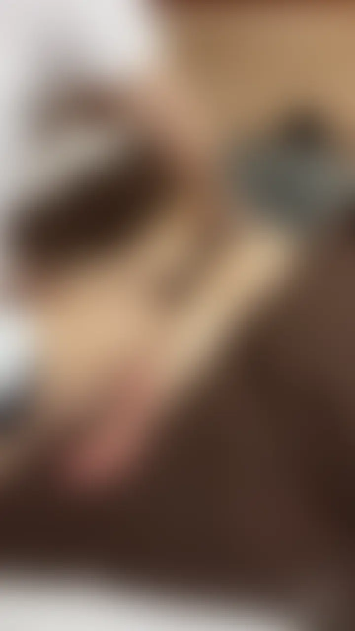 家事代行スタッフRika様(27歳)＜後方アングル＞
仕事では、掃除、洗濯、料理など家事全般の依頼を受け付けています。細やかな気配りがありつつ、そつなく作業をこなしそうなタイプなので、依頼者のリピート率がとても高いというのは頷けます。普段は仕事柄地味な服装ですが、脱いだら驚くほど美しいプロポーションの持ち主です。恋愛は慎重派で、現在彼氏はいないとのこと。今回はある特殊なプレイにご興味があるとのことだったので、対応可能なセラピストを派遣し、これまでに感じたことのない快楽を体験していただきました。

セラピスト：焔（外部講師・特別出演） (2/2)
