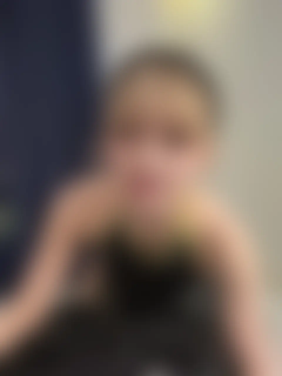 【15:18】にっこにこでちんぽしゃぶって勝手に入れる動画です♡
服の上からちんちんさわさわ、、どんどん大きくなるのが楽しいんだよね←
いっぱいしゃぶって準備万端になったら即挿入💓
ちゃんと今回はゴムもつけたよ←
ゴムの中にいっぱい溜まった精子だして
ペロペロなめちゃった♡♡♡
ご馳走様でした😋 (2/2)