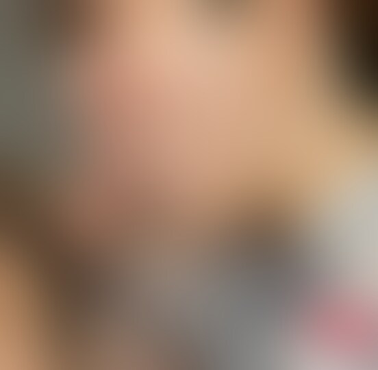 【連続フェラ抜き実演面接「大人しい顔して意外にフェラうま！？常連たちも唸らせる繊細テクの応酬」清楚OL・美子さんVol.1】


-------------------------------------------------------------
フル動画本編はこちらです↓
https://myfans.jp/posts/6aeff5f5-ccfe-4558-90f3-86b7d894b2fb

別アングル↓
改めて公開（１１月予定）
-------------------------------------------------------------


こんにちは、エロイストです。

今回は初登場、都内の一流企業で働く真面目なOL・美子（みこ）さん。
笑顔がとっても愛らしく、清楚で可憐。まさに名の示すとおりの美人さんです。
しかし男性経験はあまり多くはないとの事で、フェラテクは未知数。
そこで、当方のフェラ作品への出演に値する実力かどうかを測るため、面接フェラに挑んでもらいました。

まずは監督から、実技のチェックポイントとなる10個の重点項目を説明。

＜視覚面（見た目のいやらしさ）＞
・フェラ顔　　・緩急　　・ネットリ感　　・吸いつき具合　　・男性器愛撫感
＜技術面（フェラテクニック）＞
　・舌の使い方の多様性　　・男優の要望への応え具合　　・ディープスロート感
　・ストロークスピード　　・抜き切る力

要求が細かすぎて、生半可な覚悟だと逃げ腰になりそうですが、美子さんは真摯な態度で一つ一つ聞き入れて実演に臨みます。


■1人目　チロチロからグポグポまで多種多様、巨根にも臆さない献身フェラ

最初のお相手は、巨根自慢のエンジニア・Kさん。
穏やかで女性の扱いが上手く、褒めながら相手の実力を引き出すのが得意です。

まずはディルドを使った疑似フェラからお手並み拝見。
ディルドを見るのが初めてなのか、うぶな美子さんは恥ずかしくて笑いが止まらなくなってしまう場面も。
そんな和やかな雰囲気の中、実演が始まると美子さんはいきなり本領発揮。
先端をチロチロと繊細に舐める焦らしから始まり、エロい横顔を見せながらサオの側面をいやらしく舐め回すなど、男性経験が少ないとは思えないパフォーマンスでKさんを唸らせます。
重点項目の「舌の使い方の多様性」に関しては、なかなかの高評価といえるでしょう。

続いて実際のチ〇ポで実演。
ディルドの時と同じような焦らしが始まると、まだ咥えてもいないうちからKさんの巨根はMAX近くまで勃っていきます。
ストロークが始まると、口内での舌の動きや、片手で玉袋を愛撫する気遣いなどにKさんが感嘆の声。
歯が当たらない優しいフェラで、重点項目の「男性器愛撫感」についてもバッチリのようです。

仁王立ちフェラ、座位フェラ、ピンサロスタイルの横からフェラ…と、監督の指示で体勢を次々に変えながらも、手を抜かずにフェラを続ける美子さん。
小さなお口で一生懸命、巨根に食らいつく健気な姿にKさんも大興奮。射精へのカウントダウンが始まっていきます。

そして、最後はギンギンのチ〇ポが際立つ仁王立ちの体勢で口内発射。
射精後もすぐには口を離さず、最後の一滴まで絞り取ろうとする丁寧な後処理も素晴らしいの一言です。


■2人目　頑固で遅漏気味のフェラマニアも、玉舐めやノーハンドを駆使して陥落

続いて2人目のお相手は、フェラには一過言ある小太り公務員・Tさん。
中途半端なフェラでは満足しない、ちょっと辛口なキャラですが、果たして美子さんへの評価はいかに。


再びディルドを使った疑似フェラからスタート。
Kさんの時と同様、細かい舌使いを発揮すると、さっそくTさんから感嘆の声。
少しローリング気味のフェラ、相手の顔をじっと見ながらのフェラもツボだったようで、
辛口キャラのTさんの心をしっかりつかんだ模様。

実際のチ〇ポでフェラが始まると、Tさんが大好きだという玉袋への愛撫や玉舐めも積極的に繰り出され、重点項目の「男優の要望への応え具合」に大きく加点されます。

仁王立ちフェラ、ピンサロスタイルを経て、最後は座位フェラでラストスパート。
ハンパなフェラではイかないTさんを、果たして陥落する事はできるのか。
監督も固唾を飲んで見守る中、懸命なノーハンドフェラの末、無事に口内発射。
大きな喘ぎ声を出しながら射精するTさんの大量ザーメンをしっかりキャッチ。
重点項目の「抜き切る力」も難なく合格点となりました。


以上、素晴らしいパフォーマンスを披露してくれた美子さんは、満場一致で「合格」の評価。
まだまだ伸びしろを感じさせる、美子さんの再登場にご期待ください。


※本作品に登場する人物はモデルであり、同意の上で撮影を行っています
※登場モデルは○○○以上である事を確認済みです
※無断販売・無断転用をした場合は個人情報開示請求により該当者の情報を取得した上で、 断固たる法的措置とともに損害賠償請求を致します

人気の女性ほど作品取り下げになる恐れや、女優さんの人権侵害（無駄に露出）になるので、 是非上記をご理解の上、お愉しみ頂ければ幸いです。 (2/2)