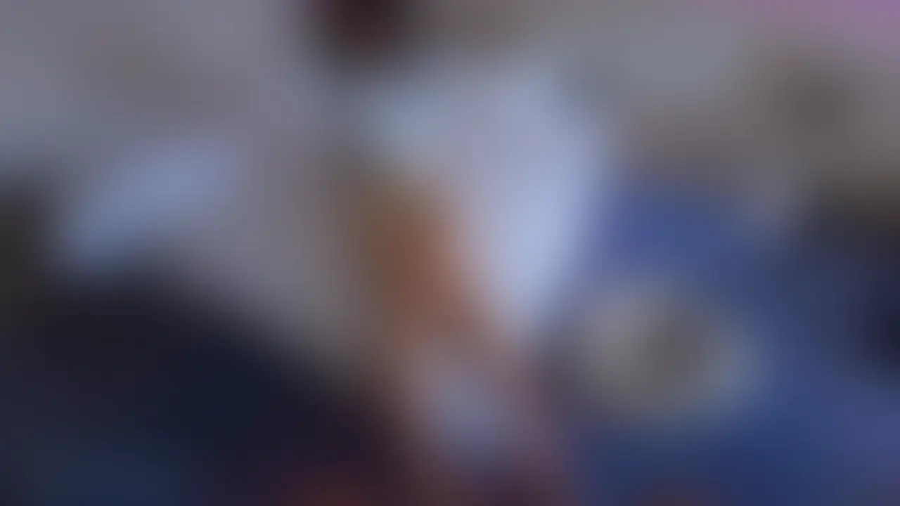 🔐数量限定【完全顔出し】版🔐になります💕
ストッキングフェチさんに「足のにおい嗅がせて」って言われて、蒸れたストッキングの匂いを深く嗅がれながら、足コキしてあげてたら…自分もどんどんトロトロになっちゃった…💗

そしたら突然ストッキングをビリッて破かれて、パンツずらされて…
太いい指でグチュグチュって奥までかき回してきて、

中をグチュグチュされたら体がビクンビクンって跳ねて…
おつゆが溢れ出ちゃうくらい激しく痙攣しちゃって…//

その反応見て興奮したみたいで、すぐにバックから熱くて硬いのがズブッて生挿入されて…

パンパンパンって子宮に当たるたびに頭真っ白になって、またすぐイかされちゃった…
ドMなのが丸わかりになっちゃったよ…🫦

雑に体をひっくり返されて今度は下から容赦なくズボズボ突かれて、
お潮がびゅびゅって勢いよく噴き出して自分のお腹や胸にかかってるのに、

気持ち良すぎてまたなんどもイキ潮が止まらなくて…
気がついたら「もっと…もっと激しくしてぇ…」って自分からおねだりしちゃってた…

さらにそのまま激しく突き上げられて何度もイってる最中に
「中に出すぞ」って低く囁かれて、返事する間もなく熱い精液がドクドクドクって奥深く注ぎ込まれて…

でも私も欲しかったから、興奮で一緒にまたイっちゃったの♡

最後は足を高く上げられて、おまんこを広げられて…
たっぷり中出しされた白濁がトロ〜トロ〜って溢れ出てくるのを、じっくり見られちゃった…
恥ずかしくてたまらないのに、余韻でビクビクとまらなかった…💦

こんなにすぐ感じちゃって、乱暴にされてもトロトロになちゃうドMな私…
興奮してくれたら嬉しいな…💗 (2/2)