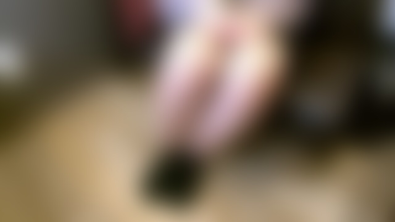 今回の出演者は、彼氏無し、エッチもご無沙汰なGカップ、22歳のフリーター。
お気に入りのピンクのサルートを着衣して臨んでいただきました。
一見、どこにでも居そうな顔立ち。
しかし、私服を脱げば、ふわふわGカップ爆乳の持ち主。
それだけでも、興奮しちゃいますよね。
しかし、興奮はそれだけではありません。
手マンを始めたその時です。
「あ、出そう」
と彼女が言ったその5秒後、お〇んこから、無味○○○の液体が”ぴゅっ、ぴゅっ”
ナニコレ?とどうも人生初めて潮吹きしたみたいです。
初めて感じた快楽、ここから彼女の凄さの真骨頂。
とにかく止まらないんです、潮吹きが。
ほんと、やばいくらいです。暴走しちゃうんです。
潮吹く時って、あそこが、凄く締まるんですね。
膣圧がハンパない。
いったい、彼女のあそこはどーなっているんだってくらい吹きまくります。
床、ソファー、ベット、カメラ、みんな彼女の潮だらけです。
そして、生ハメ中に、あそこからどばーっと液体が。
そう、ハメ潮です。
ち〇こを挿入するたびに、ドバドバ出す始末。
かなりの淫乱ですな。
そして、最後は中出しされて、満足しきった表情。
総潮吹き量2,000㏄、こんなに出たのは、生まれて初めてとのこと。 (2/2)