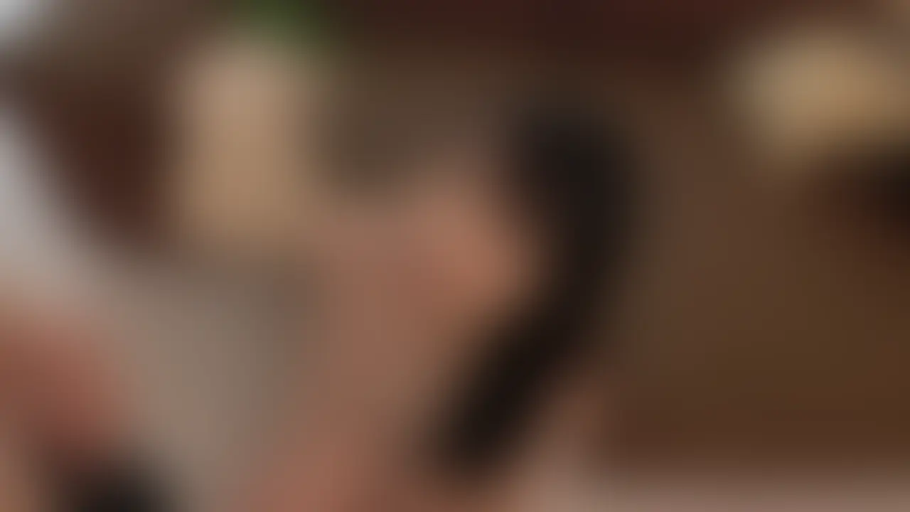韓国アイドル級の長身美女と顔出しハメ撮りSEXしちゃいました!!
空港の免税店で働くクールビューティーで、身長169cmのスレンダーボディにEカップのふわふわ美乳がぴったりフィット!大人っぽいルックスとゲーム好きというギャップにドキドキが止まりません!
まずは“ぱいもみ”で白くもちもちのおっぱいを揉みしだき、その感触に思わず息を呑むほど!続いては手マンで奥までグチュグチュと丁寧に責められ、なんと7か月ぶりの挿入シーンへ突入!バックではヒップラインをぐいっと突き出して見せつけ、騎乗位では揺れる美乳を目の前で堪能できる至福のひととき!
そしてラストはしっとり正常位からお掃除フェラ、最後の一滴まで逃さない顔射フィニッシュ!小ぶりの乳輪にきれいな乳首、手入れの行き届いた肌の中でだけ剛毛を残した下の毛という意外なギャップにも大興奮!生っぽい息遣いと素人ならではの初々しい表情をリアルにお届けします! (2/2)