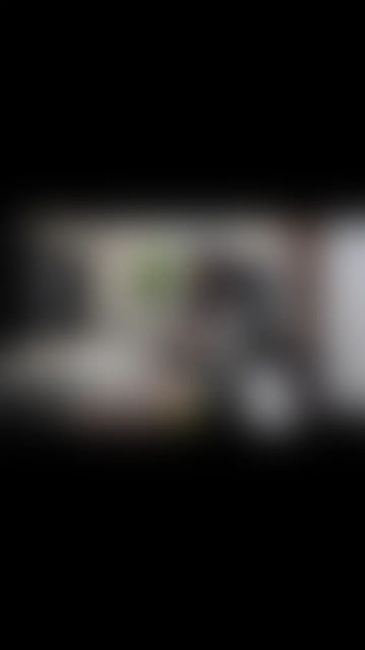 【100部限定】予備校で知り合った医学部志望ちゃんに中出し。成績上位層で頭がいいのにアナルひくひくしちゃってるのが下品でエロかった。
同じ予備校に通う受験生として出会った彼女。
模試では常に上位に入るほどの実力者で、落ち着いた話し方や理論的な考え方が印象的な、いわゆる“才女”。
普段はクールで隙のない雰囲気だけど、勉強終わりに二人きりで過ごす時間はどこか柔らかい。
張りつめた受験生活の反動なのか、安心できる空間では少しだけ甘えた表情を見せてくれる。
その日の空気を残そうと、軽く固定カメラを回したハメ撮りです。
派手な演出はなく、会話や息づかい、照れ笑いといった“リアルな距離感”を大切にしてます
知的で冷静な彼女が、プライベートでは少しだけ無防備になるギャップがえぐかった。 (2/2)