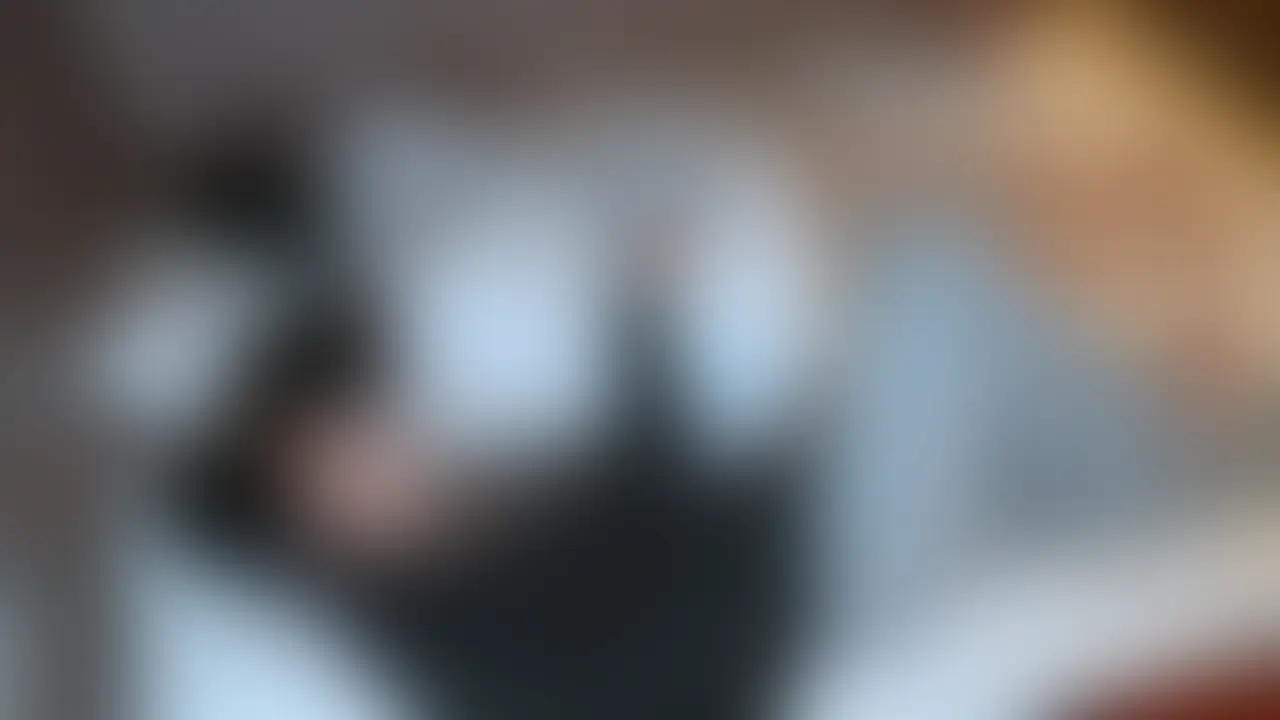 既セクの女の子と友達会わせたら寝てる間に勝手にセックス始めてて混乱しました。起きた後の反応がガチ過ぎる、、
音聞こえてきて起きたら横で俺が連れて来た女の子と男友達がセックスしてて大パニック。
起きた後も状況飲み込めなくて頭フリーズしてました。
頭の整理が終わったらセックスしてる所にすかさず2本目のちんぽ差し出してしゃぶらせましたww (2/2)