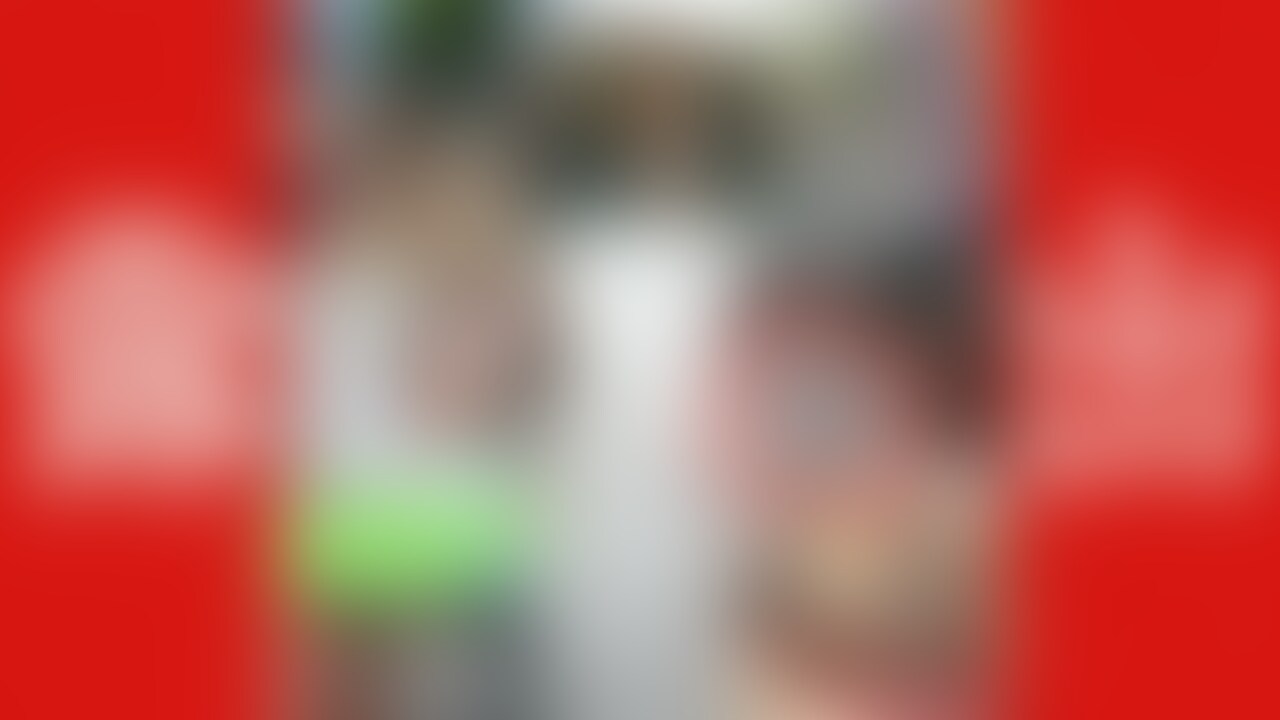 30秒サンプル 本編16分40秒
2023年12月度長編動画01です
まずは人もそれなりにいるなかで緑道でチラチラ露出🎵
おっちゃんに何の撮影?って聞かれたりw
そのあとそのままオナニーも♥️
つぎは車ガンガン走ってるところで隠れてオマン見せ~♪
さらに歩道橋歩いたり🎵
そして周りが道路で囲まれているところで盛大にオナニー♥️♥️♥️
次は単独さん二人と青○○○🎵
1人目がゴム発射した後に、さあ2人目とハメルぞ!って時にまさかのトラブル発生…😭💦💦
最後はかるーく露出してそのまま移動して飲みに行くってことでタクシーで移動!
そのタクシーを停めるのに、オナニーしながら停めるっていう無茶振りをされて…w
でも結局停まってくれたタクシーの運転手さんがノリ良すぎる人で…♥️
疾風怒濤!の16分40秒!
是非ゆっくりとお楽しみ下さい♥️ (2/2)