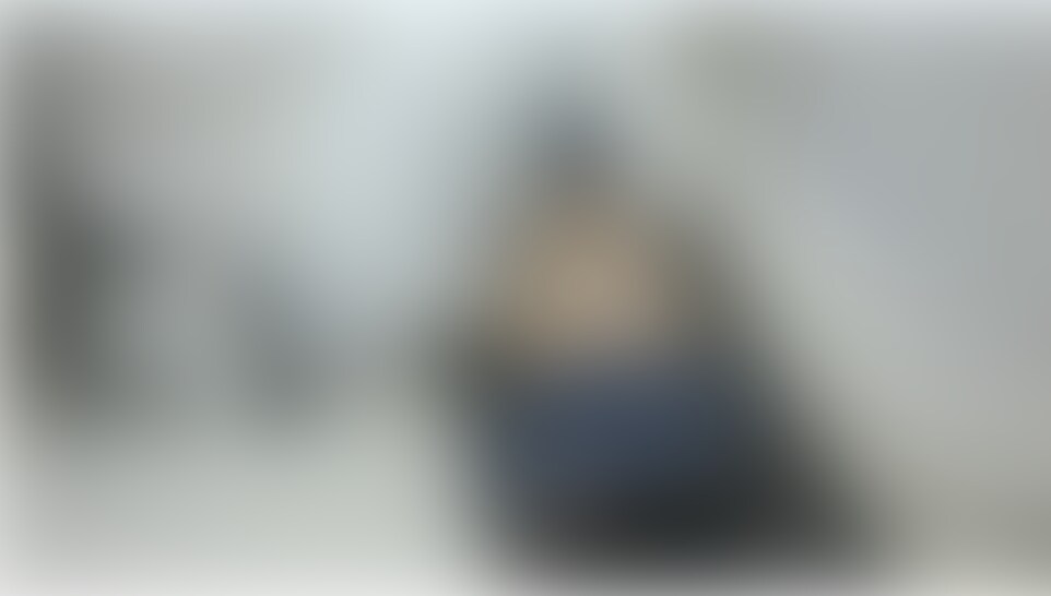 階段でパンスト姿で歩いて登る。
机の角で疑似オナニー動き。
フットポンプにお尻をつけて疑似騎乗位。
フィットネスウェアでオッパイと股間を美容エステお触り。
セーラー服で純白下着パンチラ。
ローションの入れ物で陰部ガード。
鏡でパンティーを反射させる。
下半身だけ裸の女子がお尻丸出しで歩く。
白いレースの透け衣装と黒スケスケレオタードで乳首と陰毛撮影。
セーラー服でマッサージして裸にしようとするも拒否される。 (2/2)