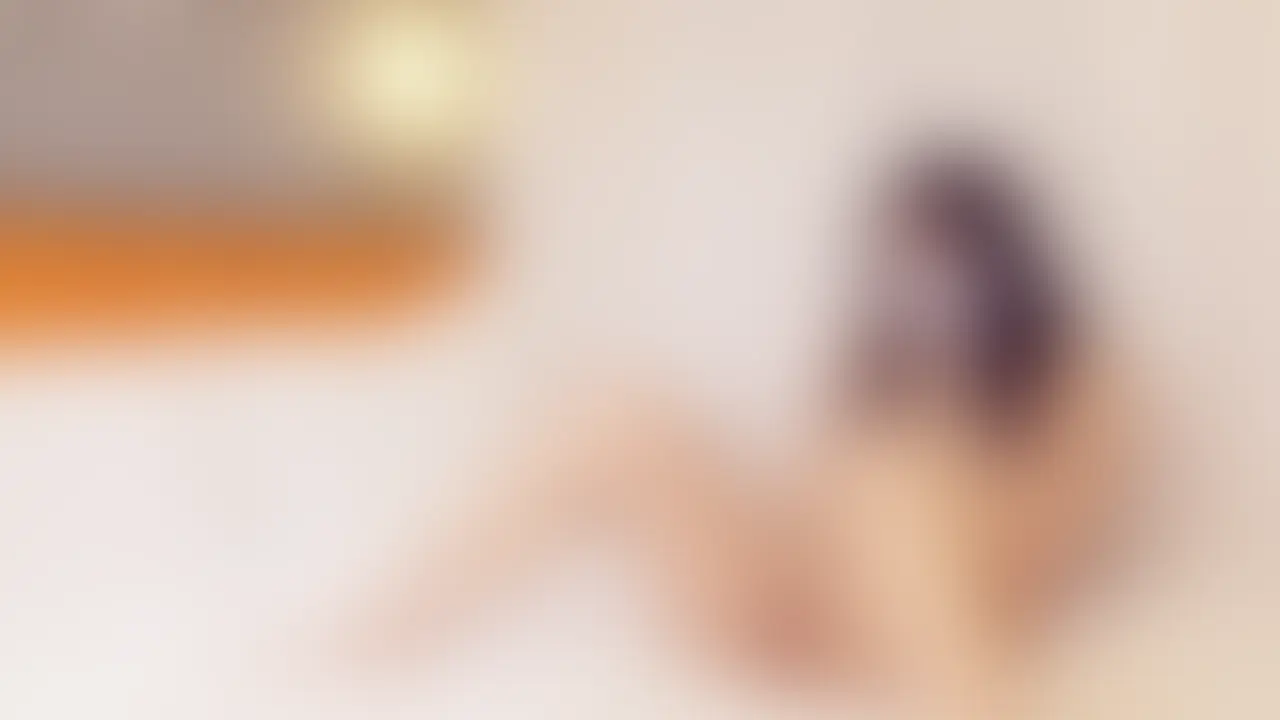 [mari 妄想#003] 全部脱いで、誰にも見せない声を漏らす夜


なんとなく目に留まった女性がいた。
もちろん、話しかけることなんてできない。
名前も知らない。でも、こうして勝手に想像してしまう——
『もしも、あの子があんな姿を見せてくれたら』って。
これは、“ある中年男の妄想”です。


mariは名古屋の中小企業で働く26歳。
副業でSNS経由の撮影モデルをしていて、今夜はそのために東京のホテルに泊まっているらしい。
…もちろん、全部俺の妄想だけど。
マスク越しの表情も、細く長い脚も、どうしてこんなに記憶に焼きついてるんだろう。


…もしかして今、あの部屋で、ひとりで淫らなことをしてるのかもしれない。


たぶん、誰にも言えないような時間を過ごしているはずだ。
服を脱ぎ、下着も外して、ベッドの上で全裸になったmari。
マスクだけをつけたまま、シーツの上で大胆に身体を揺らしている姿が、頭から離れない。
静かな部屋に、彼女の小さな声だけがこぼれていく。
……もちろん、全部俺の妄想だけど。
本当にあんな声を出すのか、知りたくてたまらない。 (2/2)