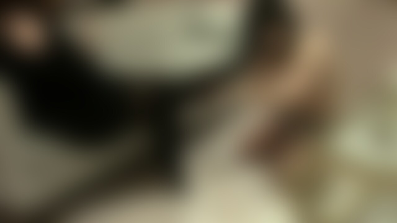 福岡で出会ったむっちりドS美女なつみ様。
過去にM男いじめの経験が少しあるそうで、話を聞いてみると、M男の肋骨を骨折させたこともあるそうです。
最初に会った時は、礼儀正しく、優しい印象だったが、プレイが始まると、男を土下座させ、靴を舐めさせるというドSぶり。
タバコを吸いながら、靴を舐めさせたり、足を嗅がせ、完全に男を見下す。
長時間履いていたという蒸れたタイツを○○○嗅がされ、体の上に乗られる。
身体を踏まれてあまりの苦しさにギブアップしました...。
その後、仰向きにさせられ、お腹をパンチされる。
空手を習っていたようで、強かったです。
後編では、顔面騎乗、お腹踏みつけ、腹蹴り、足舐め、足コキといったプレイを収録予定なので、お楽しみに。
※モザイク処理を施しています。
※無断転載禁止
※女性○○○以上確認済み (2/2)