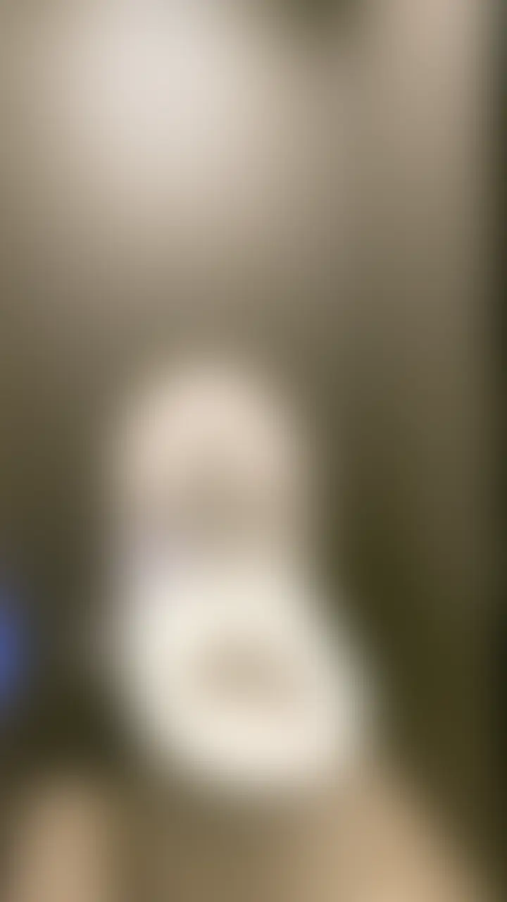 ヤンキー系だけど美人でスタイルも良い女の子の大胆M字開脚オナニーです。
全裸でトイレにヤンキー座りしながらクリ潮まで吹いちゃうスケベっぷりが最高です。 (2/2)