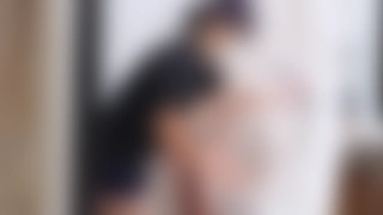 【乳首をめぐる冒険:洗体しながら乳首弄り編】【TIK005-e】
💕ひなちゃん18歳💕の場合。
名前:ひな
年齢:18歳
職業:女子大生
バスト:超絶敏感Bカップ
身長:155cm
血液型:A型
出身地:長野県
はじめまして、私、ひなです。
18歳です。
大学の文学部に通っています。
好きな授業は物語論や創作に関するものです。
まだ自分に自信がなくて、少しオドオドしてしまうんですけど、
暖かく見守っていただけると嬉しいです💦
私はバンドサークルに所属していて、ギターを担当しています!
小さいころに見た、文化祭のバンドが印象的で、
「自分もあんなふうに音楽で誰かを感動させられる人になりたい」と思ったのがきっかけでギターを始めました。
大学では音楽が好きな人たちと一緒に演奏できる環境があると知って、勇気を出してサークルに入りました。
ロックを演奏することが多くて、カッコいいフレーズが決まったときはすごく気持ちいいです
だけど、みんなで音を合わせるのはちょっと緊張してしまうので、
いつも心の中で「頑張れ!」って自分に言い聞かせています!
普段は、図書館で本を読んだり
静かなカフェで音楽を聴くのが好きです
今回応募した理由なのですが、
Twitterで乳首を弄られてる女の子の動画をたまたま見つけてしまって、
それが本当に気持ち良さそうだったので、
私なんかでも弄ってもらえるのかなって思ってDMを送りました。
実は私は少し敏感な体質で、
人に直接肌を触れられるだけでビクッとしちゃうことがあります。
この撮影は色々としてもらった撮影なんですけど、
私みたいな体質が不思議に思われないかなって少し心配です。
どうぞ、よろしくお願いします。
そんな彼女の…
乳首をめぐる冒険が始まる。 (2/2)