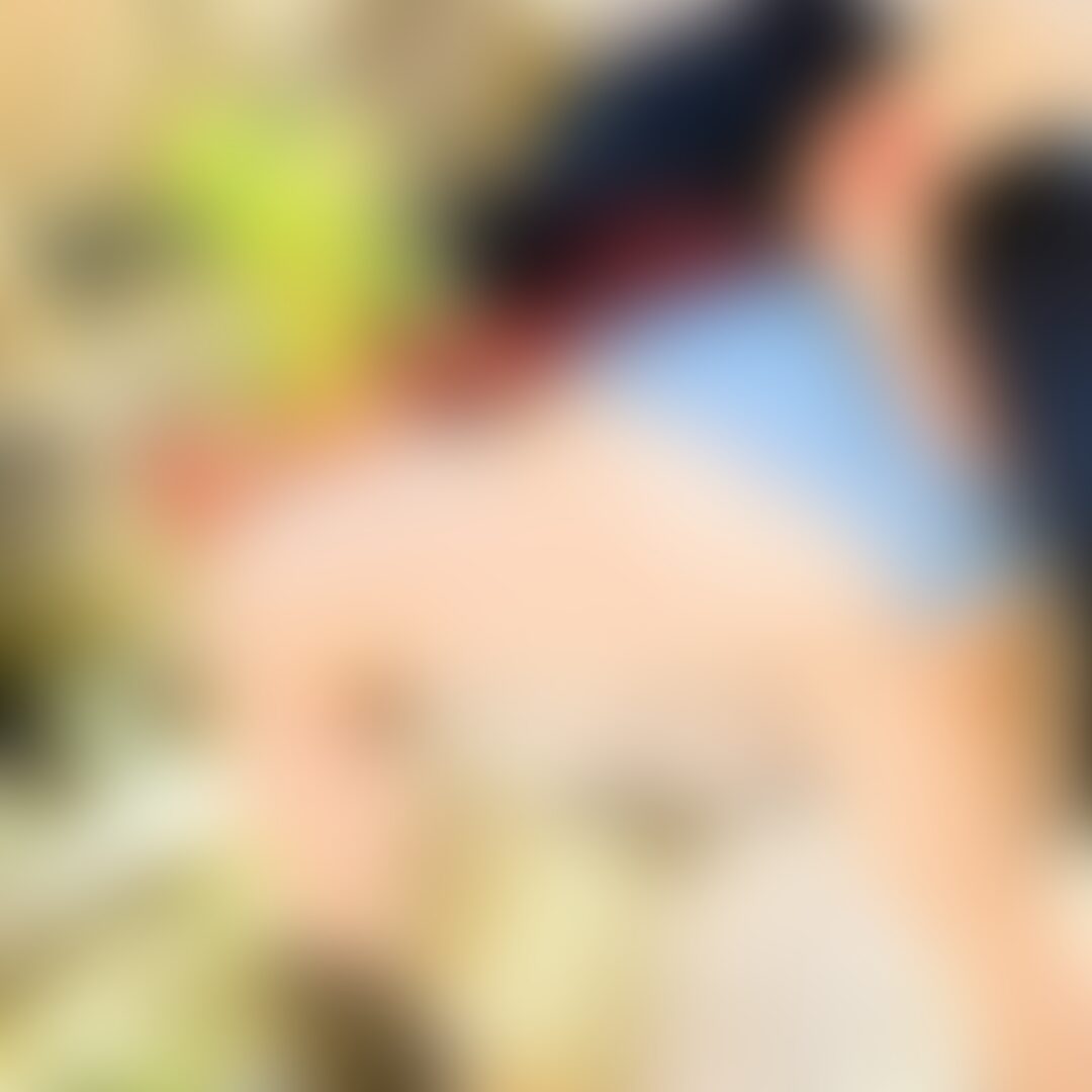 人妻パンチラ食べ歩き~フルーツパーク編~公開しました♥ 今日も春の日差しの中のパンチラです。 (2/2)
