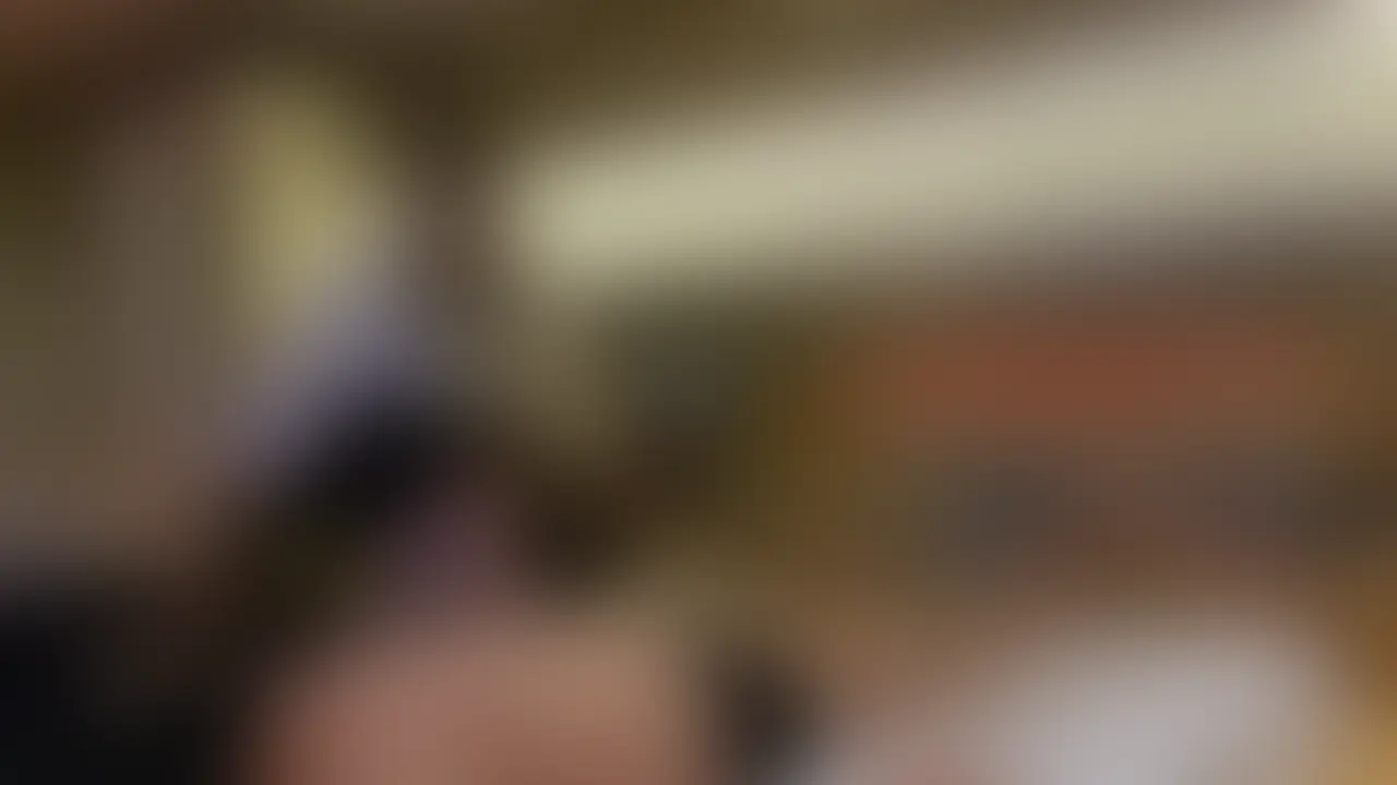 ふわふわの雰囲気が可愛いツインテールコンカフェ嬢りり様によるM男苛めです。
1日みっちり働いて歩き回って蒸れた状態でいらっしゃったりり様。
白い靴下が汚れて湿って汗の臭いがたっぷりすいこんだ状態でM男に嗅がせます。
休むことは許されずひたすら消臭を命じられます。
靴下を脱ぐと汗でムワッとするペタペタの足から香ばしい香りが漂ってきます。
もちろん素足もしっかり消臭し、唾も垂らされ汗と唾液の混ざった香りが顔面をおおいます。 (2/2)