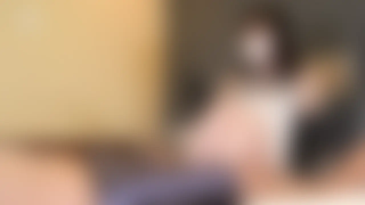 手コキマスターのマミM男くすぐり電気アンマ&ちんこくすぐり手コキ
M男を音速の連続射精へと導く手コキマスターのマミちゃんが、
M男くすぐり性感マッサージからの電気アンマ、
そして手コキでM男を完敗させます。
お次はサテン手袋をつけての足裏くすぐり、電気アンマ、ちんこくすぐり手コキです。
電気アンマを施す前から既に我慢汁が溢れていたのですが、
大振動を勃起ちんこに当てるとさらに我慢汁が溢れて下着の先っちょ部分がグッチョリでした。
「エッチなお汁が出てきたぞ」とすぐに指摘されちゃいます。
そんな状況の中で足裏くすぐりも施されるんですからひとたまりもありません。
くすぐったさと快感がダブルで押し寄せてもうおかしくなっちゃいますよ。
そしてちんこくすぐりです。最初はパンツの上から、
パンツを脱がしてナマでくすぐりです。
「我慢できる気がしない」そんな快感が与えられるちんこくすぐりでした。
絶妙なタッチで亀頭をくすぐり、そして時折シコシコ手コキが加わるのです。
手コキマスターなマミちゃん、
「そろそろ出したいって声がオチンチンから聞こえる」とのこと。
勃起ちんこと対話ができるまさに凄腕の痴女なのでした。
M男くすぐり電気アンマとちんこくすぐり手コキでイジメられたい、
そんなF/Mくすぐりフェチ手コキ好きなM男の貴方だけにオススメです。
1920*1080
08:40
665MB
.mp4 (2/2)