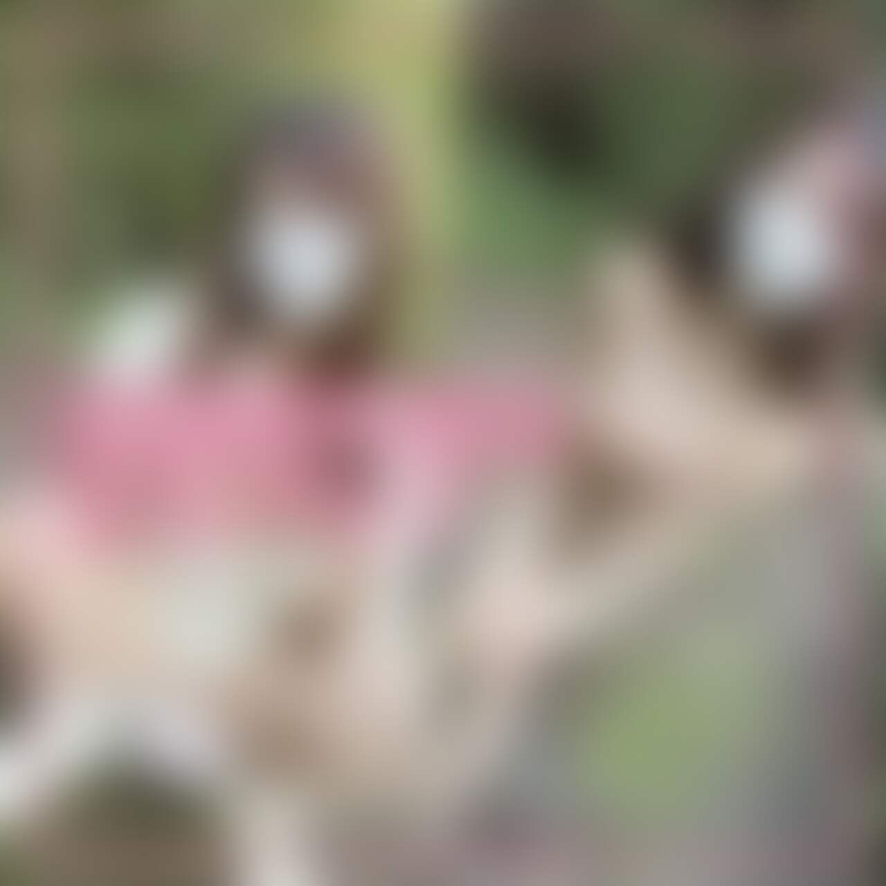 はじめに「いいね♡」を押していただけると嬉しいです❣️
今回はみんな大好き野外露出えちえちだよ😆💕
温泉に向かうドライブの途中でSEXしちゃいました💓

外での撮影予定は無かったんだけど、野外SEXのリクエスが多いって話をしてたら
えっちな気分になってしまい、二人でエッチできそうな場所を探すことに…笑
お外で服を着たまま手マンでイカされて最後は立ちバックでたっぷり中出しされちゃった💦

実は動画撮影後にハプニングが…
SEXした後、全裸になって写真撮影してたんだけど、なんとそこで急に車が来て停まって人が！
めちゃくちゃ慌てて後部座席に隠れました🥺
その車の人はワンちゃんのお散歩をしに来たようでした😅
無言で撤収したんだけど見られたような見られてないような、とにかくギリギリでした💦
SEXの途中だったら絶対にアウトだった😅
ビデオカメラも撮りっぱなしだったのでその時の様子をエンディングにちょっとだけ収録しておきます😅

いつも見てくれてありがとう🥰リクエストやコメントも待ってるね💓
この動画が少しでも良いと思ったら、いいね💓いっぱいしてくれると嬉しいです🥺💕 (2/2)
