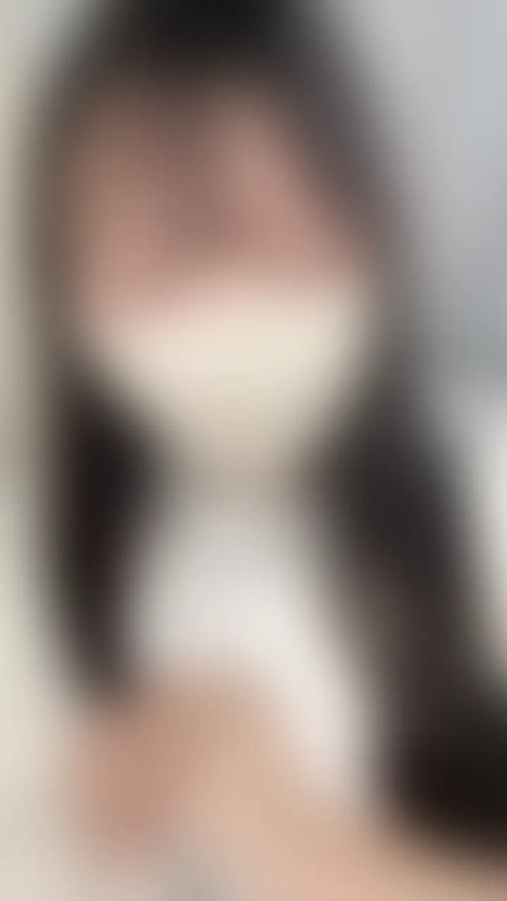【商品限定動画】先生から個室に呼ばれ…無理やりセックス⁉️💦
こんばんは、みるくです💗
今日はね…夜勤中の病棟で、先生に「来て」って呼ばれて…誰もいない個室に入ったの…🫣💦
入った途端、腕を掴まれてそのまま押し倒されて…
白衣も脱がされて、下着のまま胸や太ももを触られて、声が我慢できなくなっちゃうの…💗
「濡れてるじゃん」って指で確かめられて、動揺してるのに止められなくて…
そのまま正常位でぐっと入れられて、背徳感で頭が真っ白になっていくの…💦
最初はゆっくりなのに、だんだん激しくなって…ベッドがきしむ音まで響いて、息も上がって…
気持ちよさと怖さが混ざったまま、何度も震えるくらいイかされちゃいました…🫣💗
「こんなこと、誰にも言えない…」
そんな出来事を、みるくのファンのみなさんにだけ特別に見せちゃいます🥺
※この作品はフィクションです。
※画像 動画の転載や第三者に見せる行為は禁止します。著作権の侵害の場合の罰則は「10年以下の懲役」または「1000万円以下の罰金」が科せられます。 無断転載等が発覚した場合は即情報開示請求致します。情報開示請求後の示談には応じませんので予めご了承下さい。 (2/2)