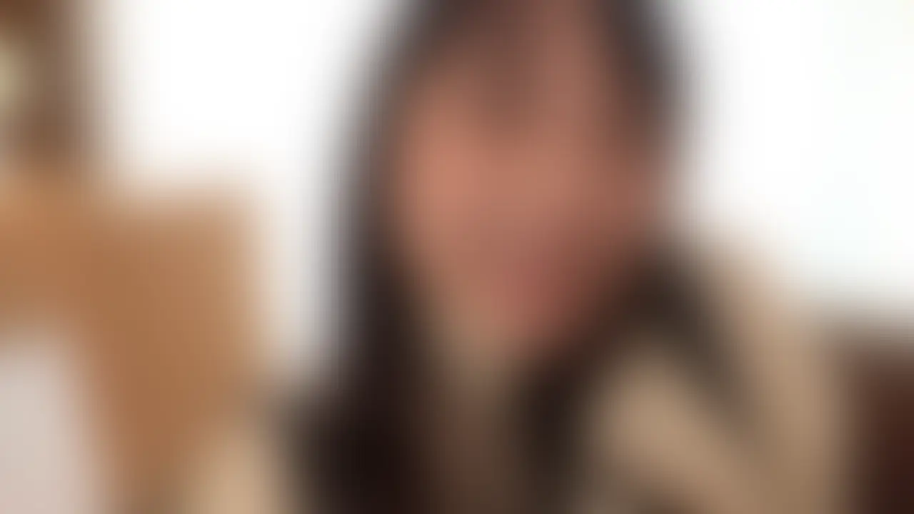 今回ハメ撮りしたのは、恥ずかしがり屋だけどえっちなことには興味津々なむっつり美女。すました顔してるけど耳を撫でるとビクッと跳ねるし、キスすると自分から舌を絡めてきちゃうエッチな女の子でした。奥まで突き上げるたびに我慢できずに声が漏れ、「イっちゃう…」って小さく震えながらびくびくしてて超可愛かったです! (2/2)