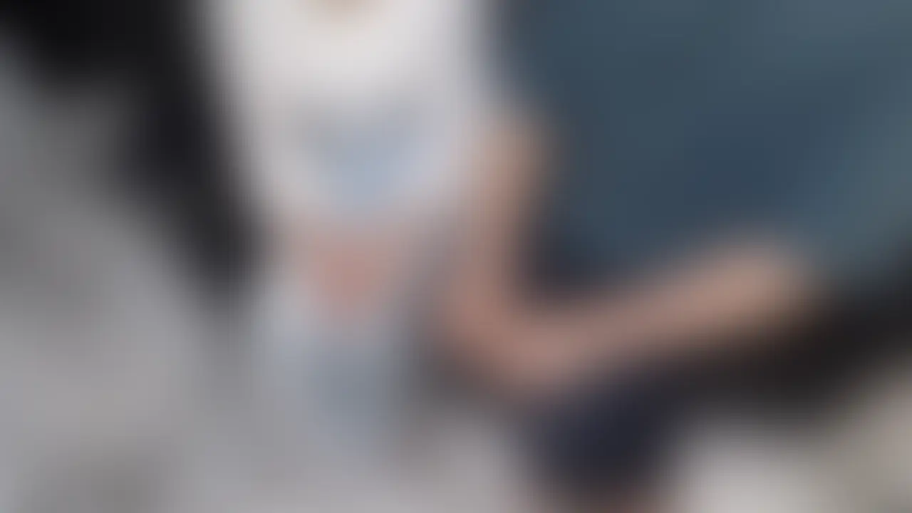 夫が初体験の相手の人妻さん、夫がNTRれ中毒で今まで200人以上の男の相手をしてきた、ここ数年で経験人数が一気に増えたのでおまんこは使われすぎて真っ黒
裏垢で男に会ったことはないということで旦那さんが目の前にいる状態でNTR
状況
・経験人数は200人超えてるけど夫の前でやられるのはやっぱ恥ずかしい
・アワビは使用感がある黒
・長男が寝る21時に僕たちと集合してホテルへ
フェラがめっちゃ上手なのとあえぐ声がえろかった、今もSNSで相手をたまに募集してる(動画購入後にサンクスメールにアカウント公開)
本編はたっぷり2時間40分!
男2人に言葉攻めされながら交互に肉棒ぶちこまれて中出し、最後は隣で見ていた旦那さんにお返ししたらその場ではじめちゃいます (2/2)