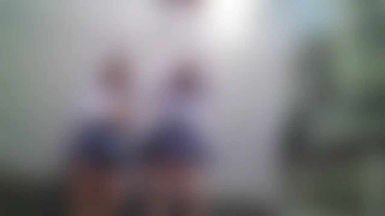 【100人目】　清楚系超美女1人　生パン　芋っ子友達黒パン

本当に可愛いです
しかもめちゃくちゃスカート短いです
フロントの風チラは初めて見ました
全然押さえないのがすごい
友達は芋っ子だったけどムチ尻が◎

タグ パンチラ　ミニスカ　お尻　下着　制服　素人　ギャル (2/2)