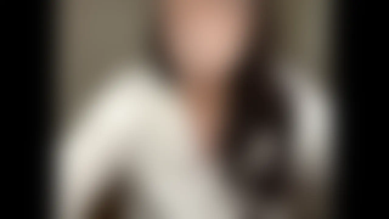 普段ライブ配信などは見ないのですが、連日のオナネタ探しにマンネリ化してしまって、ネットサーフィンしてたところ、踏み入れてしまったライブ配信の世界、、そしてはまった。
自称ひーちゃん。どこかぎこちなく慣れないライブ配信動画で承認欲求を満たそうとしてる若妻を発見。
旦那とはたまにセックスする程度。最近いつしたかも思い出せないくらいご無沙汰な感じが伺える。
きっと早いうちに歳上の旦那と結婚をして、若いうちに遊べなかった性的思考•欲求の感情が日々抑えられなくなっているのが配信でも伝わる。
きっと内に秘めた、自分の身体に自信があるんだろう。
ライブ配信の序盤は全然興奮できなかった。
視聴者からの質問で、旦那さんとはセックスしますか?たまにする。
オナニーしますか?その時の気分でする。
そこまでエロい経験が無さそうなのは何となく伝わって来て、淡々とした質疑応答に、AVユーザーの私には刺激が弱かった。
しかし、AV女優と違って、嘘偽りのない素人ならではの反応に徐々に引き込まれ、結果最後まで見てしまった。
ラフな部屋着からもわかる、隠れた巨乳が気になってくる。
透明感のある色白の肌から薄く血管が浮き出でた胸元に視線が奪われる。質問はいいから早くその先の展開が気になった。
ライブ配信ってどこまで見せてくれるのか、、、初心者の私は不安と同時に期待に応えてくれるのか何とも言えない焦りと興奮が手汗を生んだ。
視聴者におっぱいを褒められてから、彼女のスイッチが入ったのか、どこか開放的になってく。
おっぱいの形が見たいとの質問に、ラフな部屋着からタイト目なニットに着替えてくれた。
しかもノーブラなので形がもろに分かる。ただデカイだけじゃなくて、柔らかいのがニット越しの揺れで伝わる。
ひーちゃんも服の上からおっぱいをモミモミ。早くその先を見せてくれ。
視聴者のエスカレートするコメントに徐々に気持ちが盛り上がってくるひーちゃん。
おっぱいばかりに気を取られていたが、ニットを少しめくり上げると、クビれもえげつないことに視聴者全員が気づく。
余計な贅肉が一切なく絞れている。こんな引き締まったウエストの上にどんなおっぱいがぶら下がっているのか私の想像力が及ばなかった。
スタイルを褒められてご満悦なひーちゃんに視聴者から「そのままおっぱいも見せて」とコメントが届く。
そして、一瞬ねとめくり上げて露わになったおっぱいは、一言。最高すぎた。
プルンプルンの柔らかそうな弾力のおっぱいに反比例したえぐいクビれ。
大きさ、カタチ、乳輪のサイズ、乳首の色素どれを取っても完璧なおっぱいだった。
一瞬ね一瞬ねと言いながら、視聴者が喜ぶことに快感を覚え、要望にどんどん応えてくれるひーちゃん。
最後は「チクビだけでイケるかやってみようかな~」と自主的にチクオナまで披露してくれた。
たくさんの人に見られてることに興奮してる自分を理性で抑え込もうとしてるひーちゃんがたまらなく可愛く見える。
次回の配信が楽しみでならない。
顔はボカシで見えませんが、そんなこと関係ないぐらいの身体です。 (2/2)